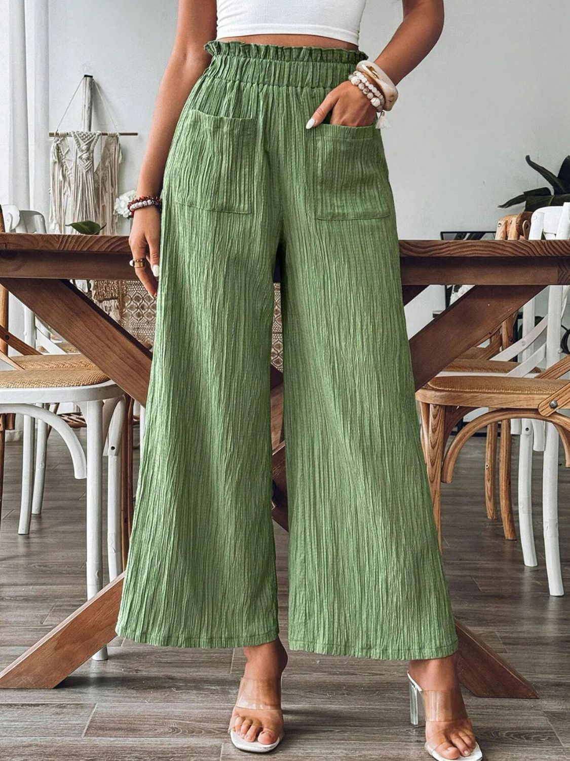 Pocketed elastic waist wide leg pants, opaque.