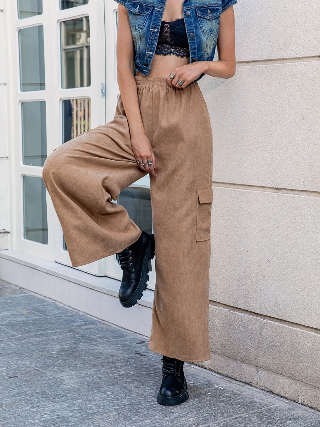 Pocketed wide leg elastic waist pants, opaque.