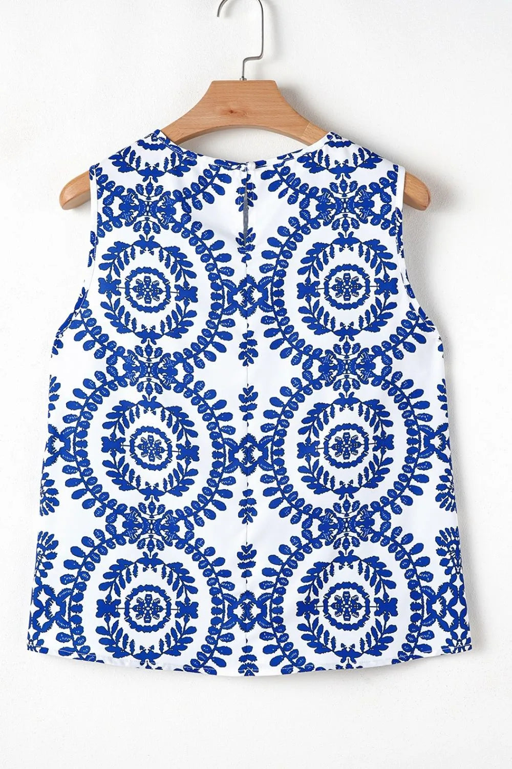 Printed crew neck sleeveless top.
