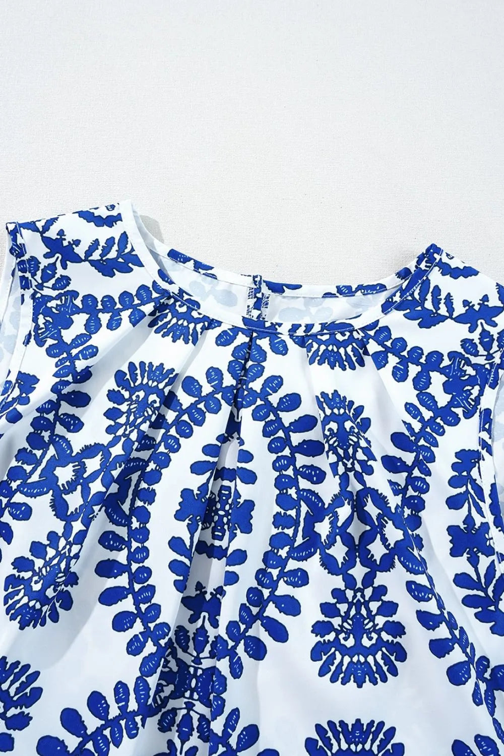 Printed crew neck sleeveless top.