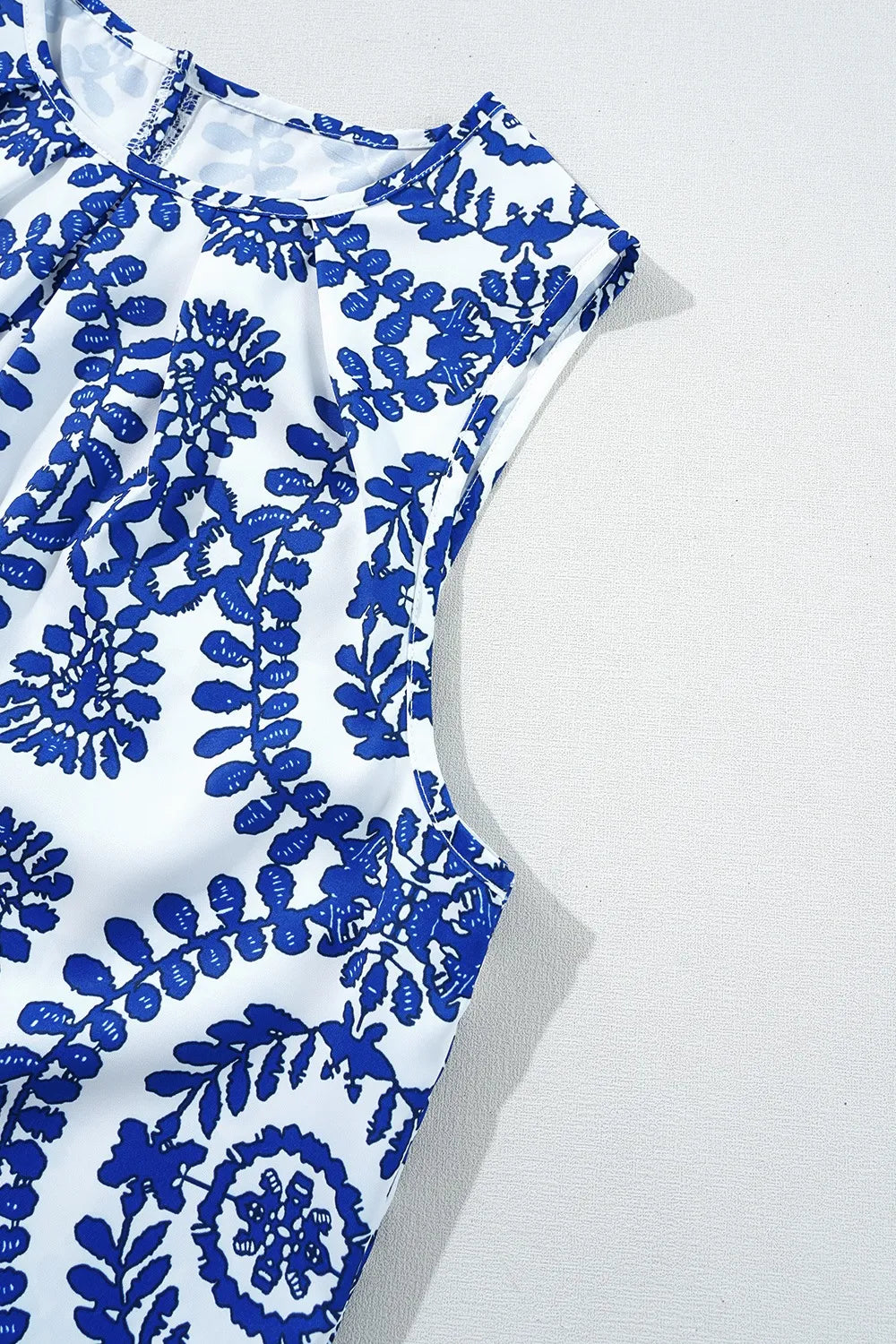 Printed crew neck sleeveless top.