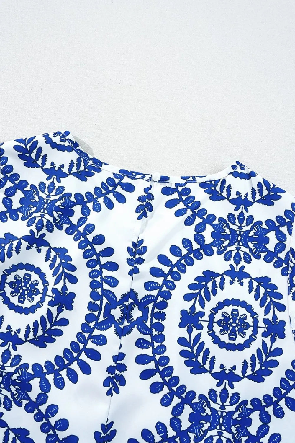 Printed crew neck sleeveless top.