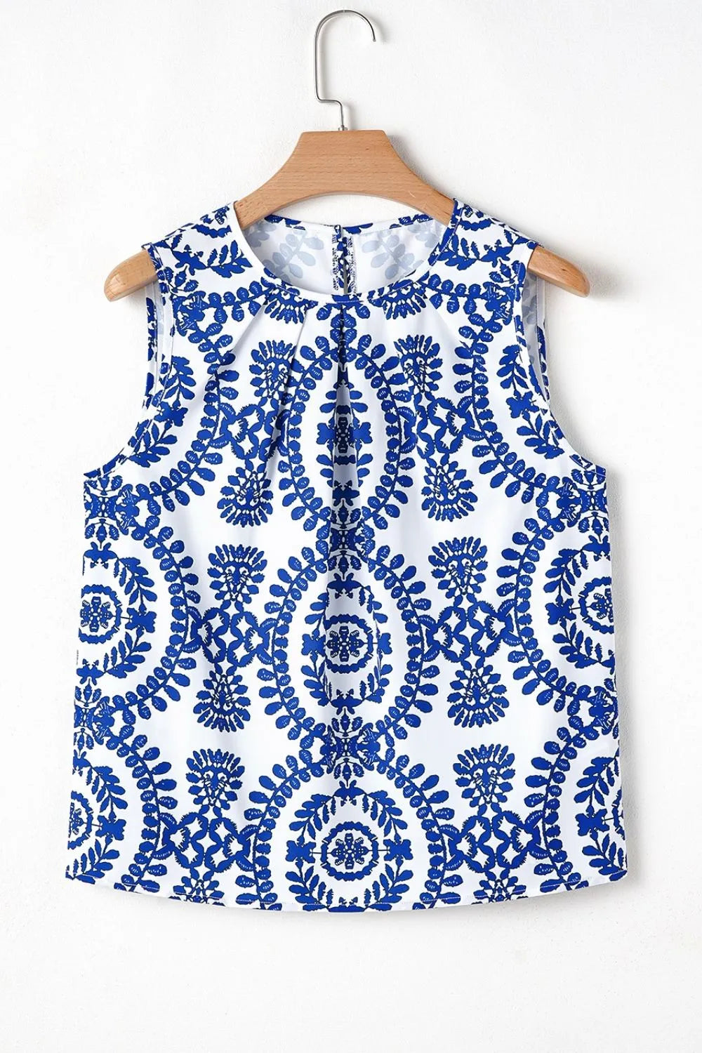 Printed crew neck sleeveless top.