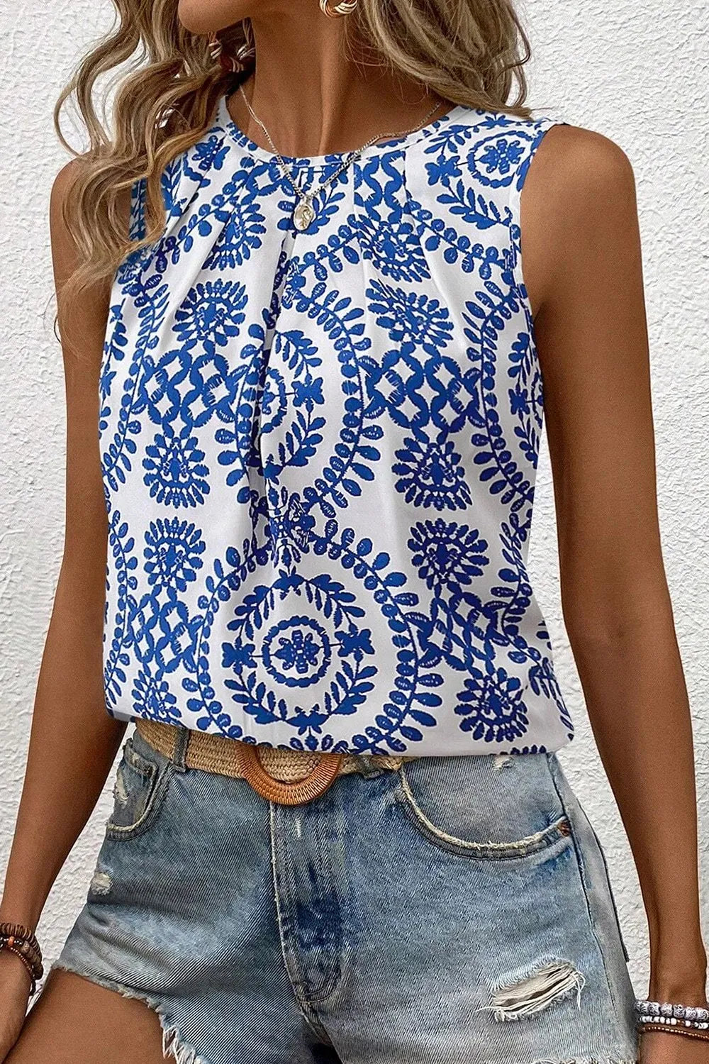 Printed crew neck sleeveless top.
