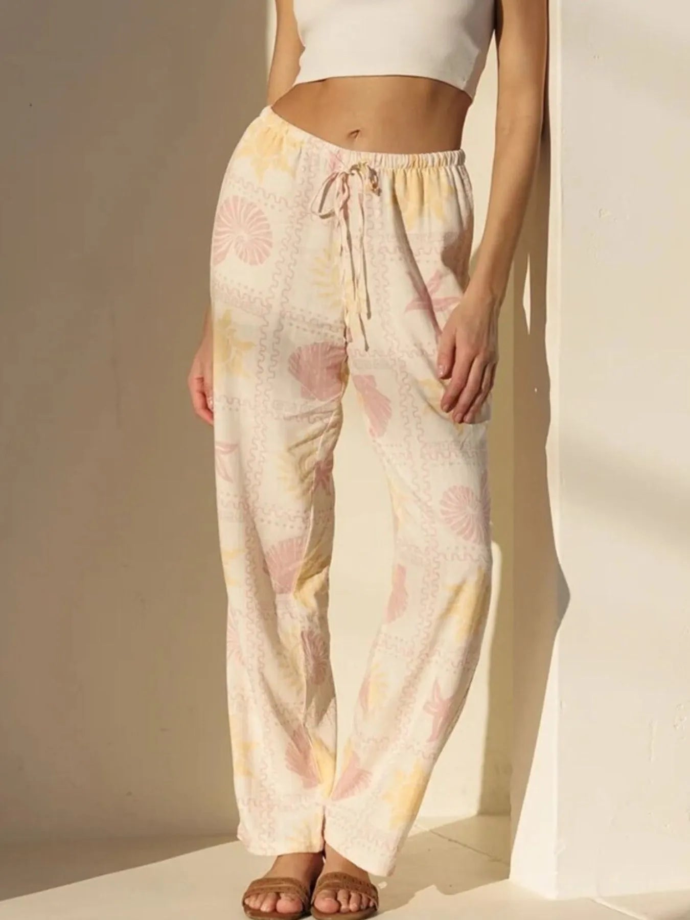 Printed drawstring straight pants with pockets.