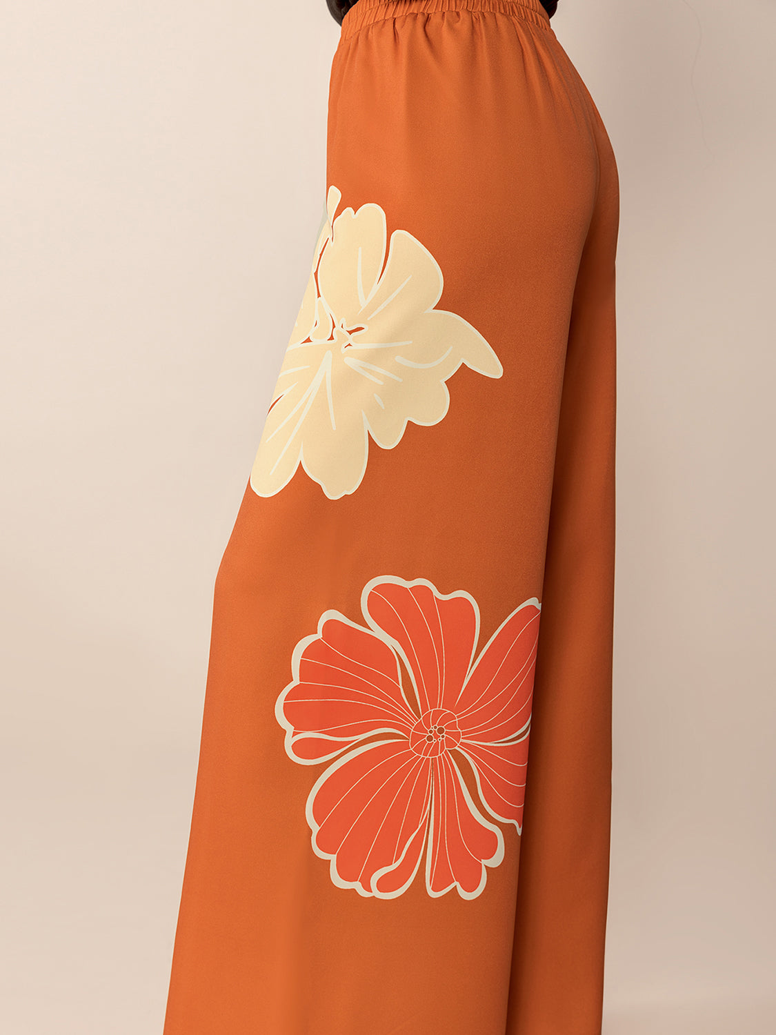 Printed elastic waist wide leg pants, opaque.