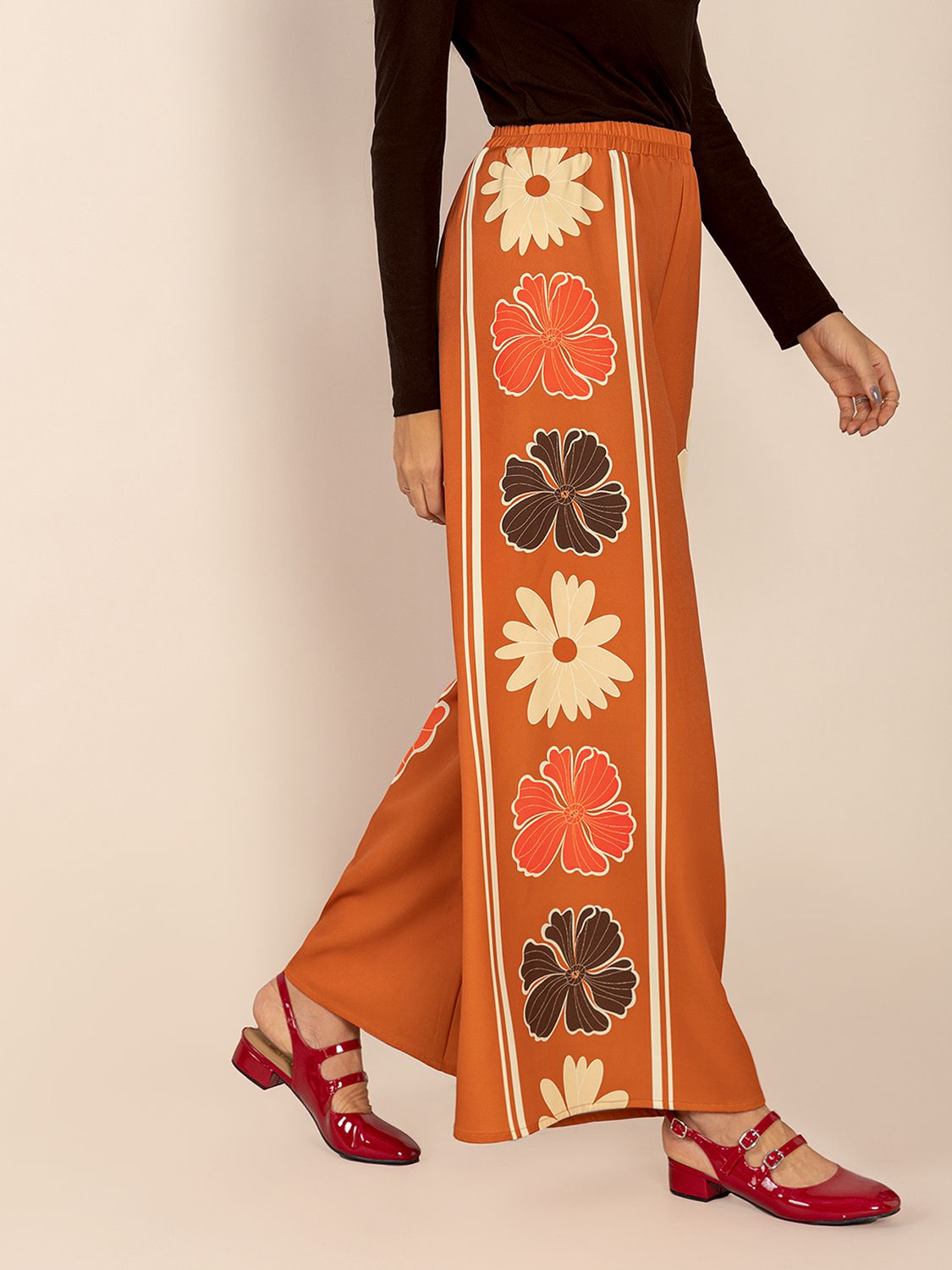 Printed elastic waist wide leg pants, opaque.