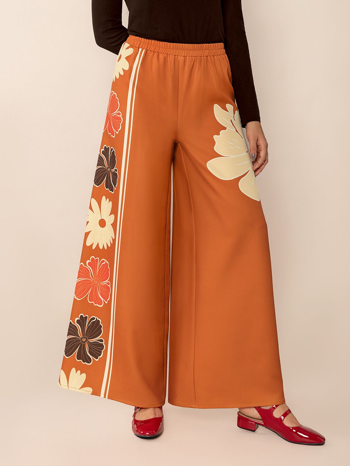 Printed elastic waist wide leg pants, opaque.