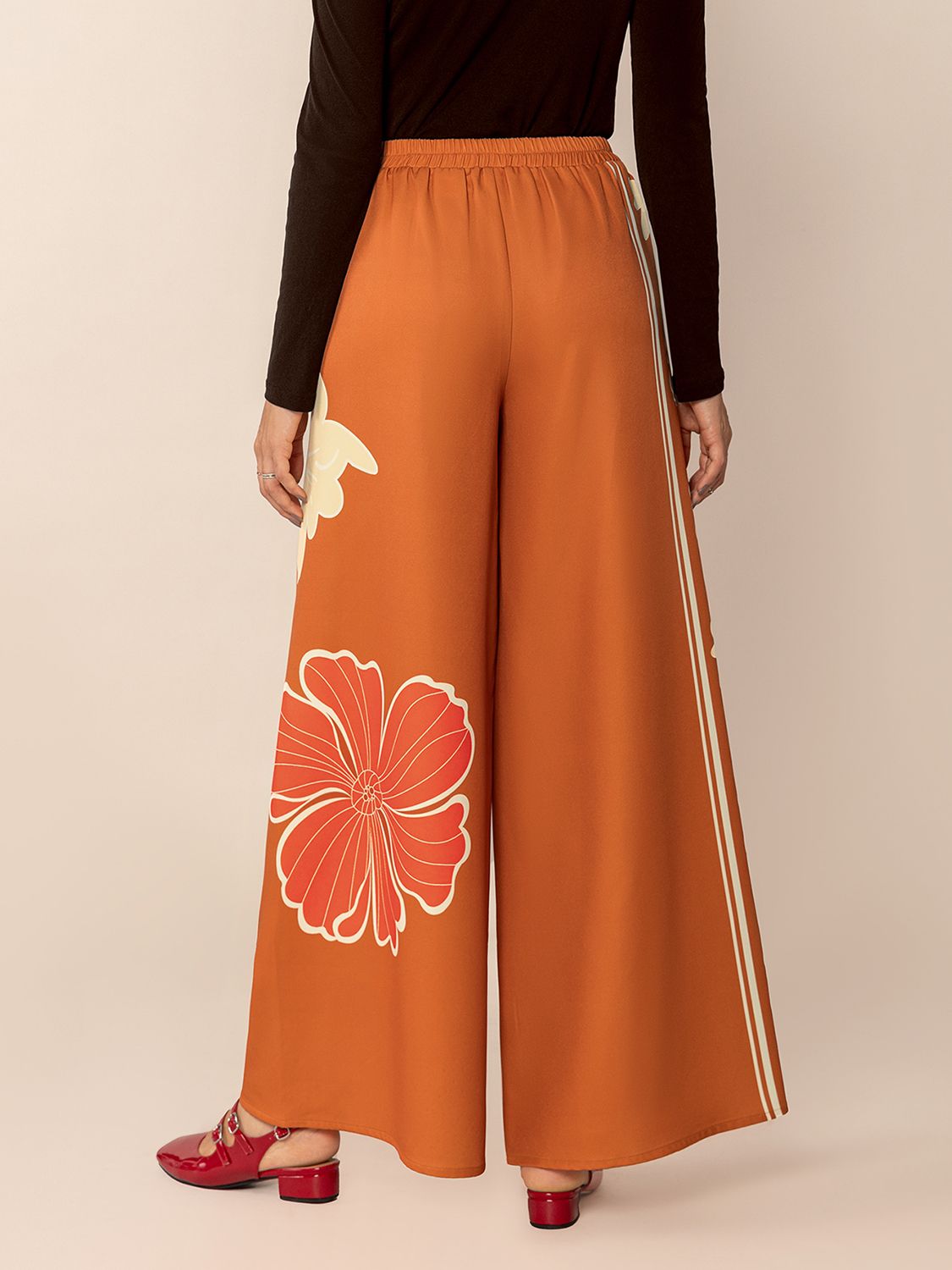 Printed elastic waist wide leg pants, opaque.
