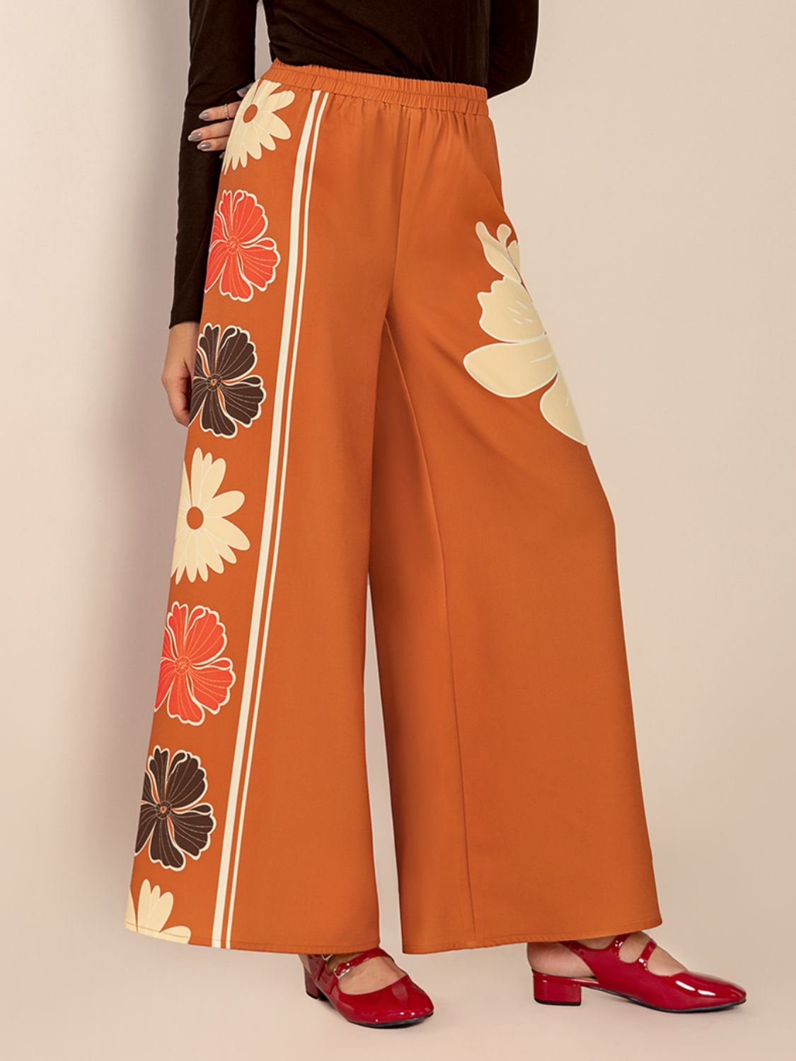 Printed elastic waist wide leg pants, opaque.