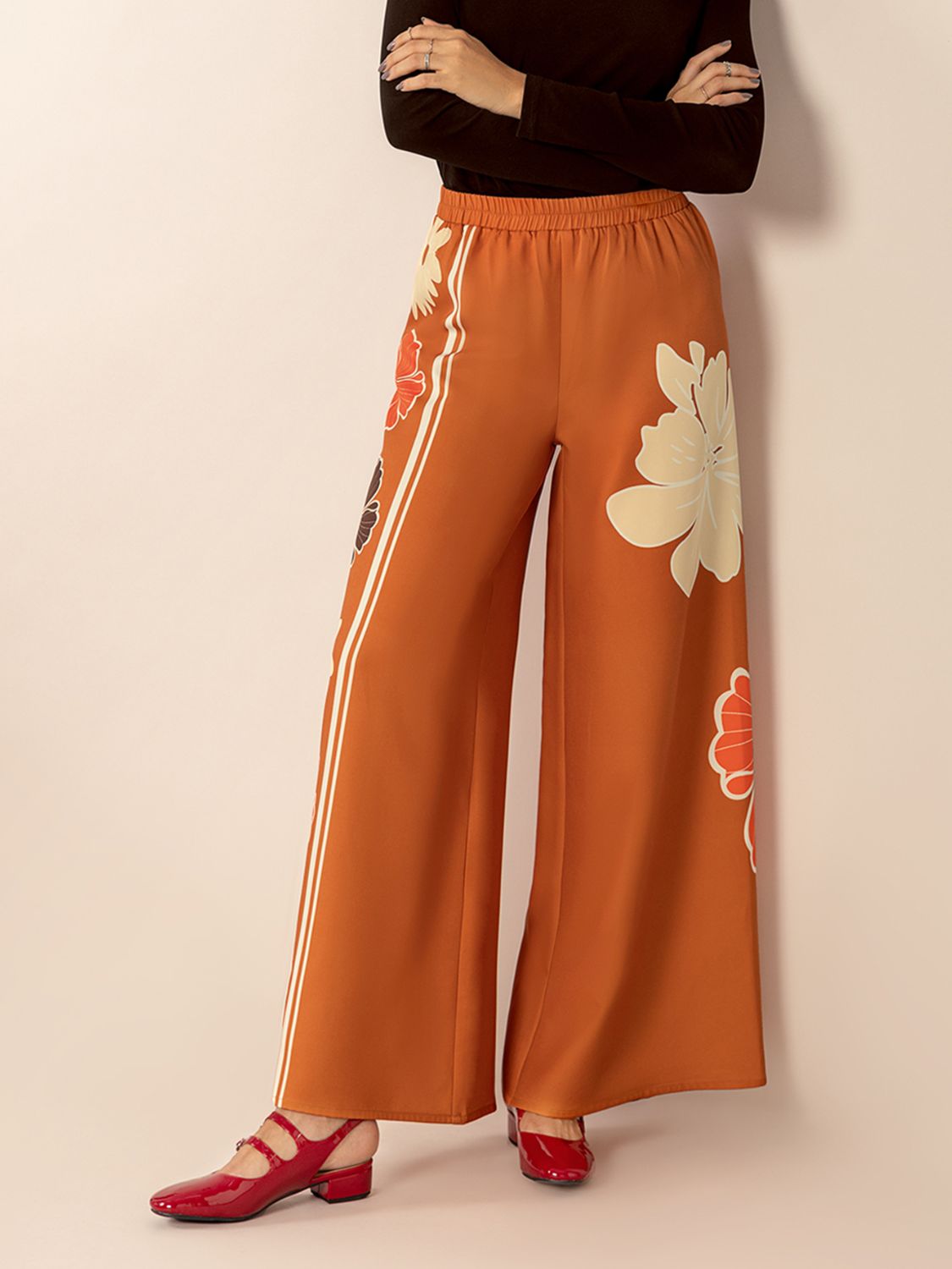 Printed elastic waist wide leg pants, opaque.