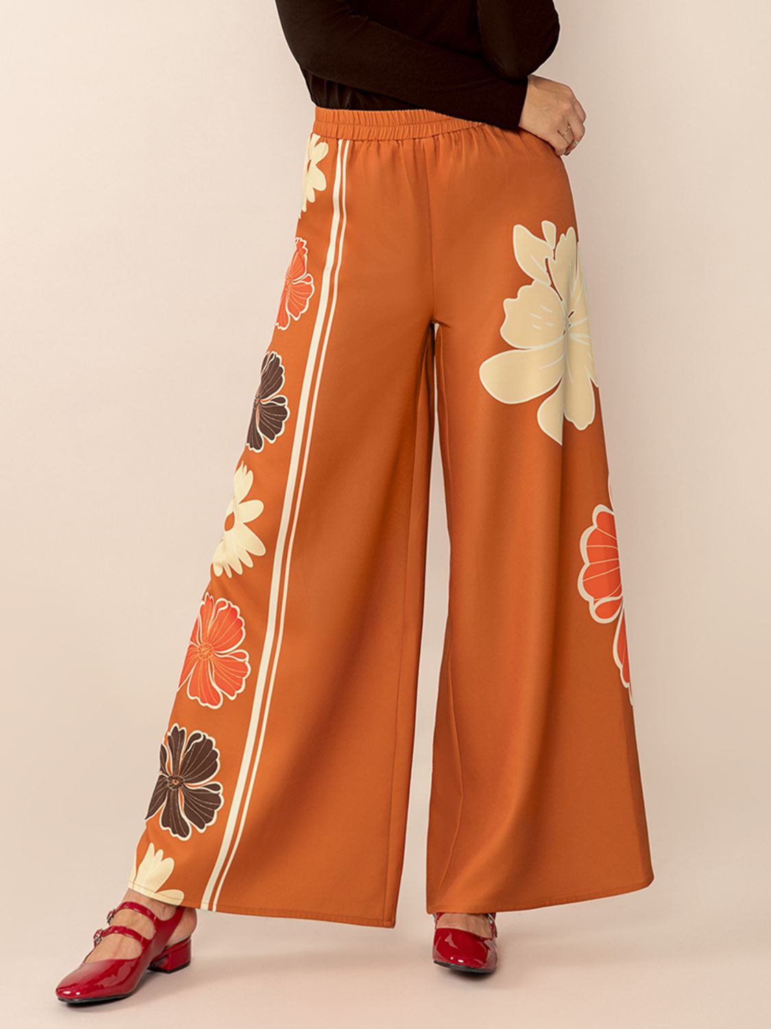 Printed elastic waist wide leg pants, opaque.