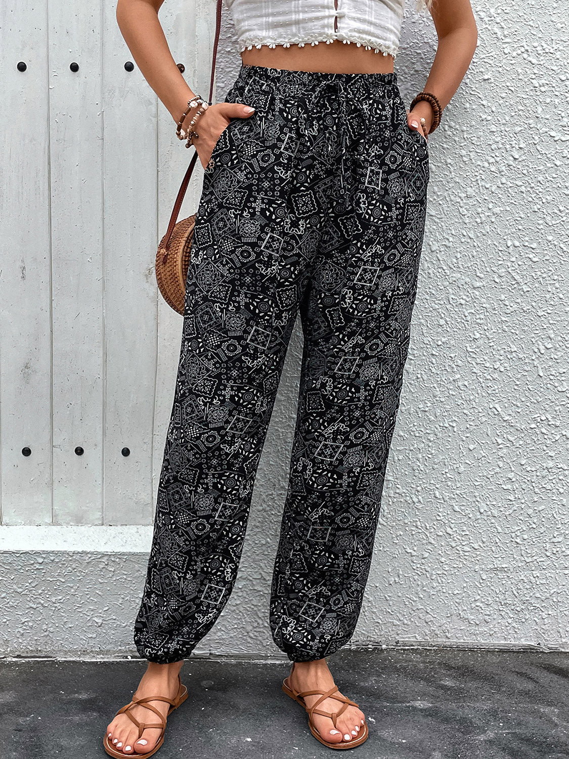 Printed high waist pants with tie and pockets, opaque.