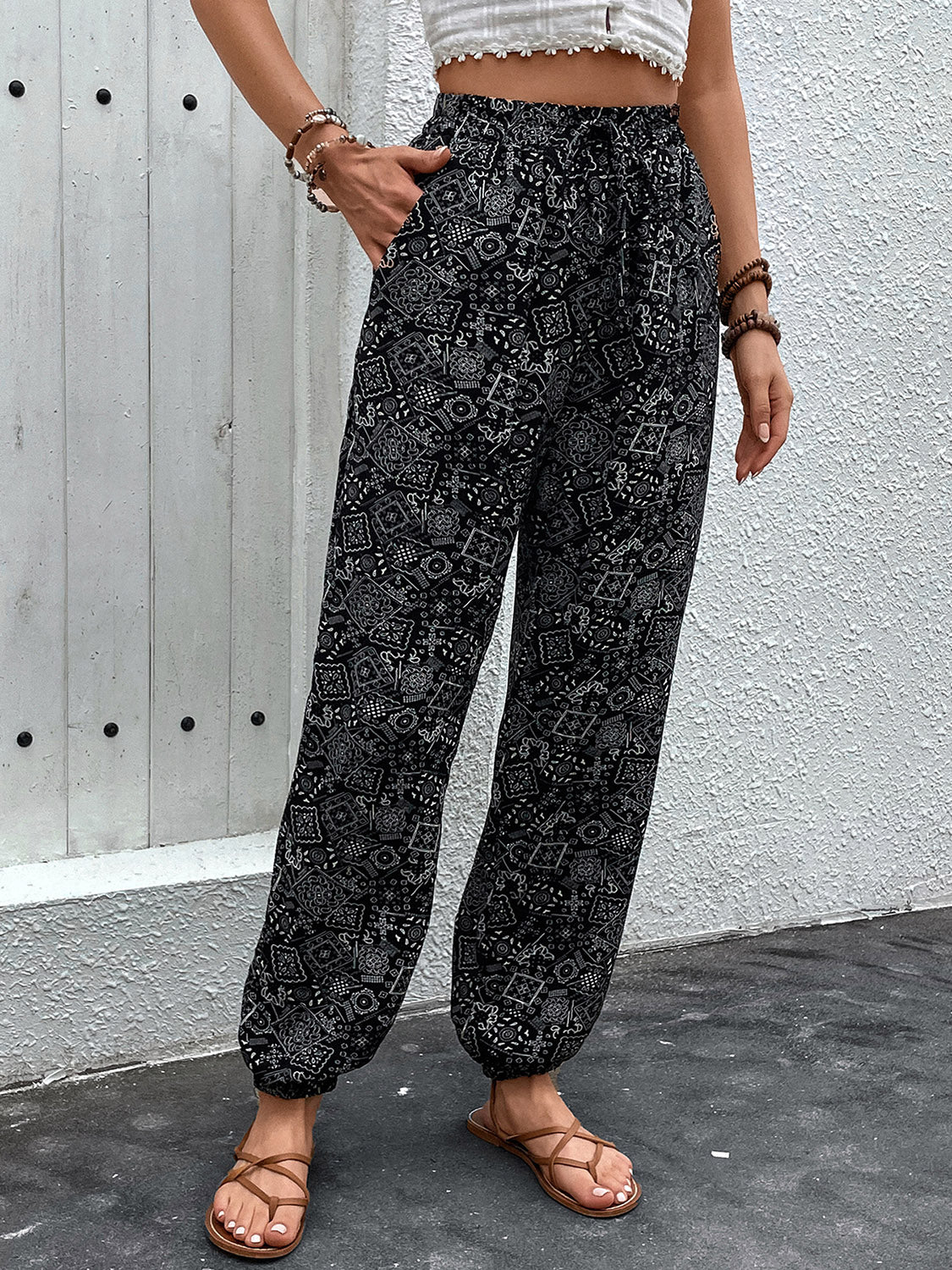 Printed high waist pants with tie and pockets, opaque.