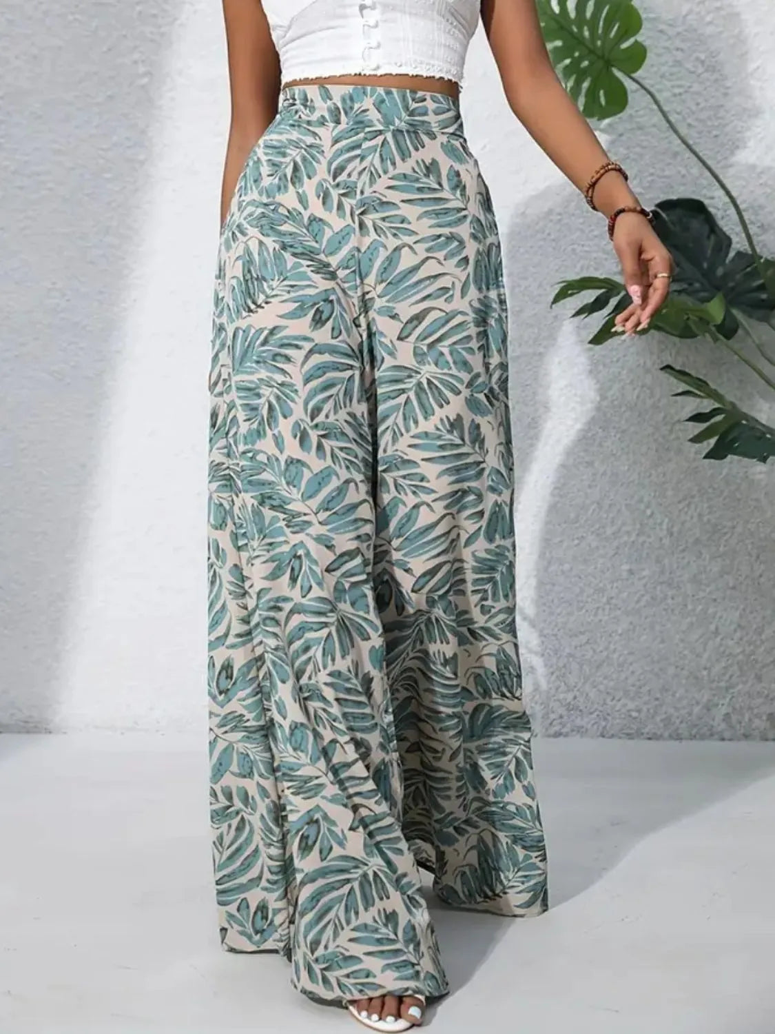 Printed high waist wide leg pants, opaque.