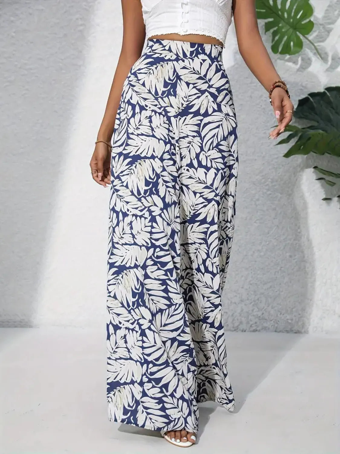 Printed high waist wide leg pants, opaque.