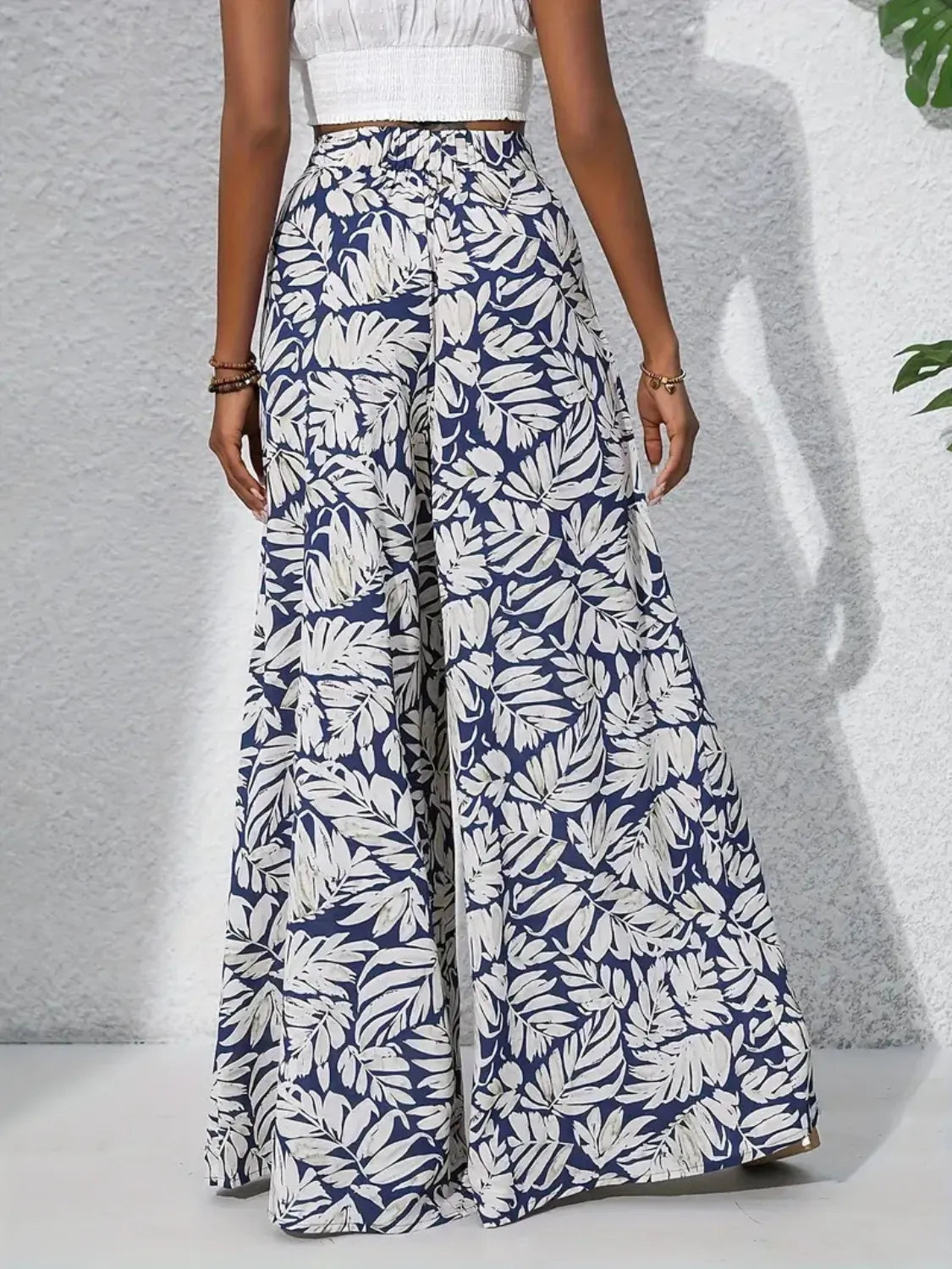 Printed high waist wide leg pants, opaque.