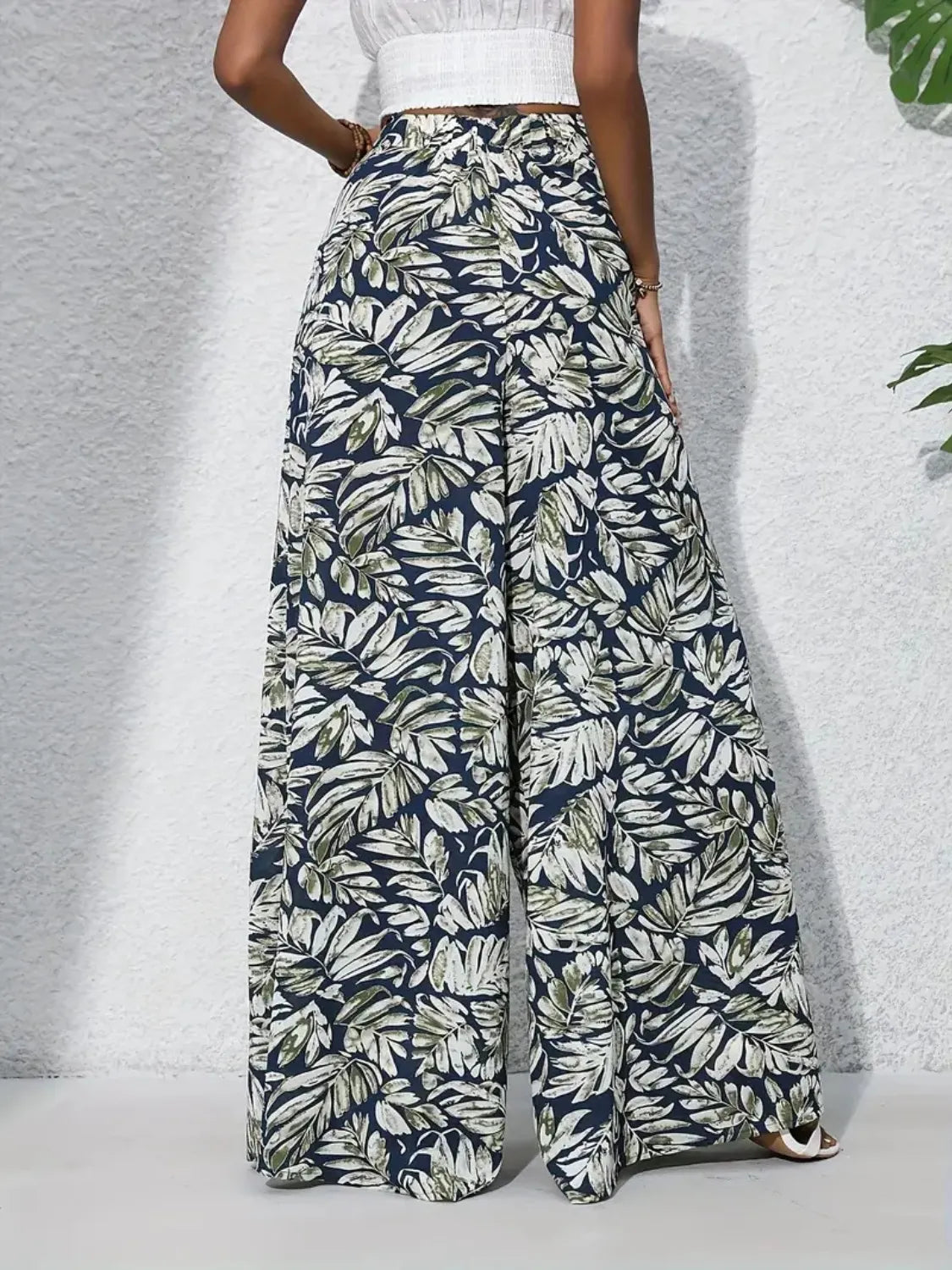 Printed high waist wide leg pants, opaque.
