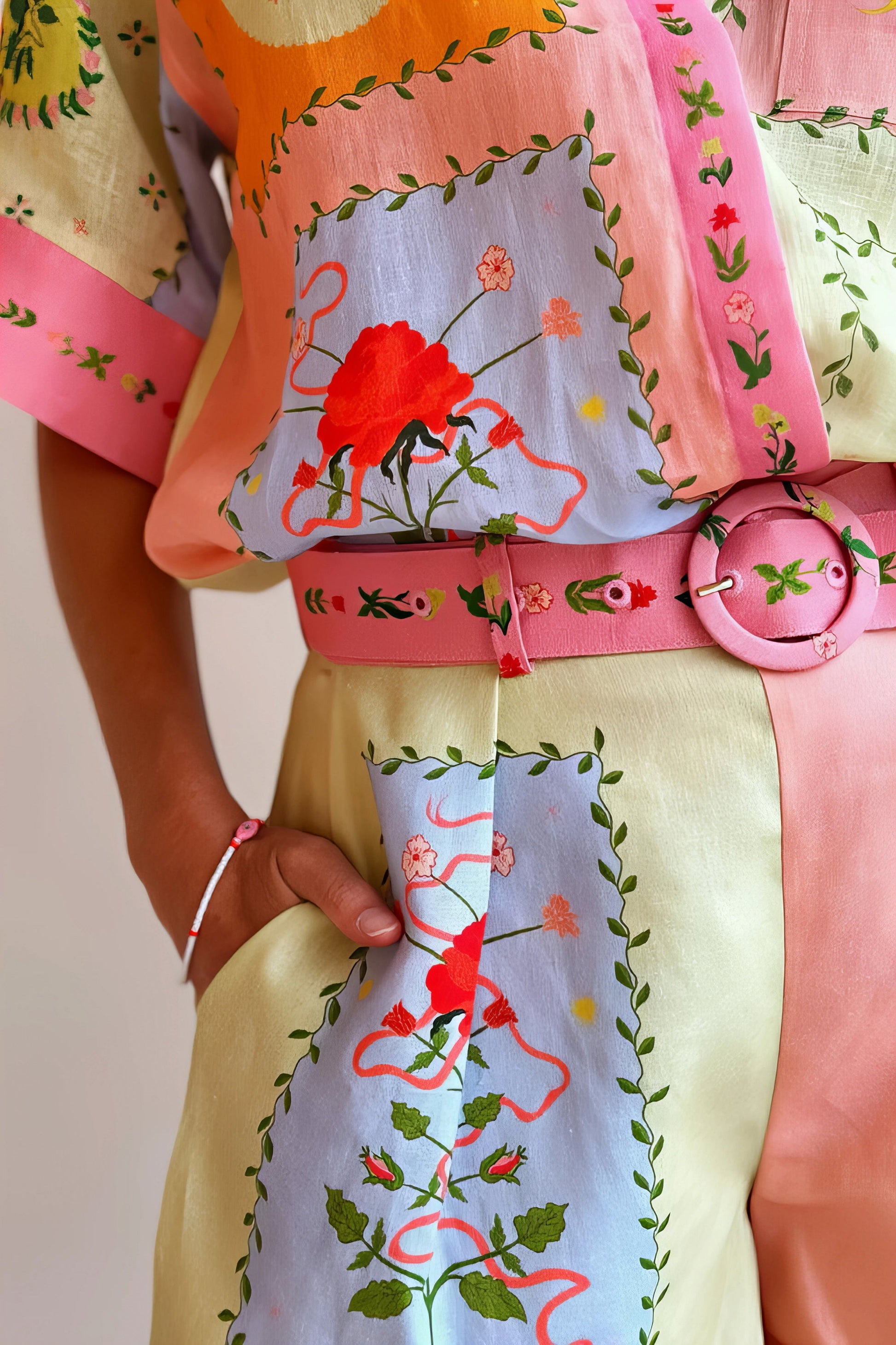 Printed short sleeve shirt and shorts set, women's stylish two-piece outfit, comfortable linen polyester blend, practical pockets, buttoned shirt, belted shorts, non-stretch fabric, ideal for a coordinated and fashionable look