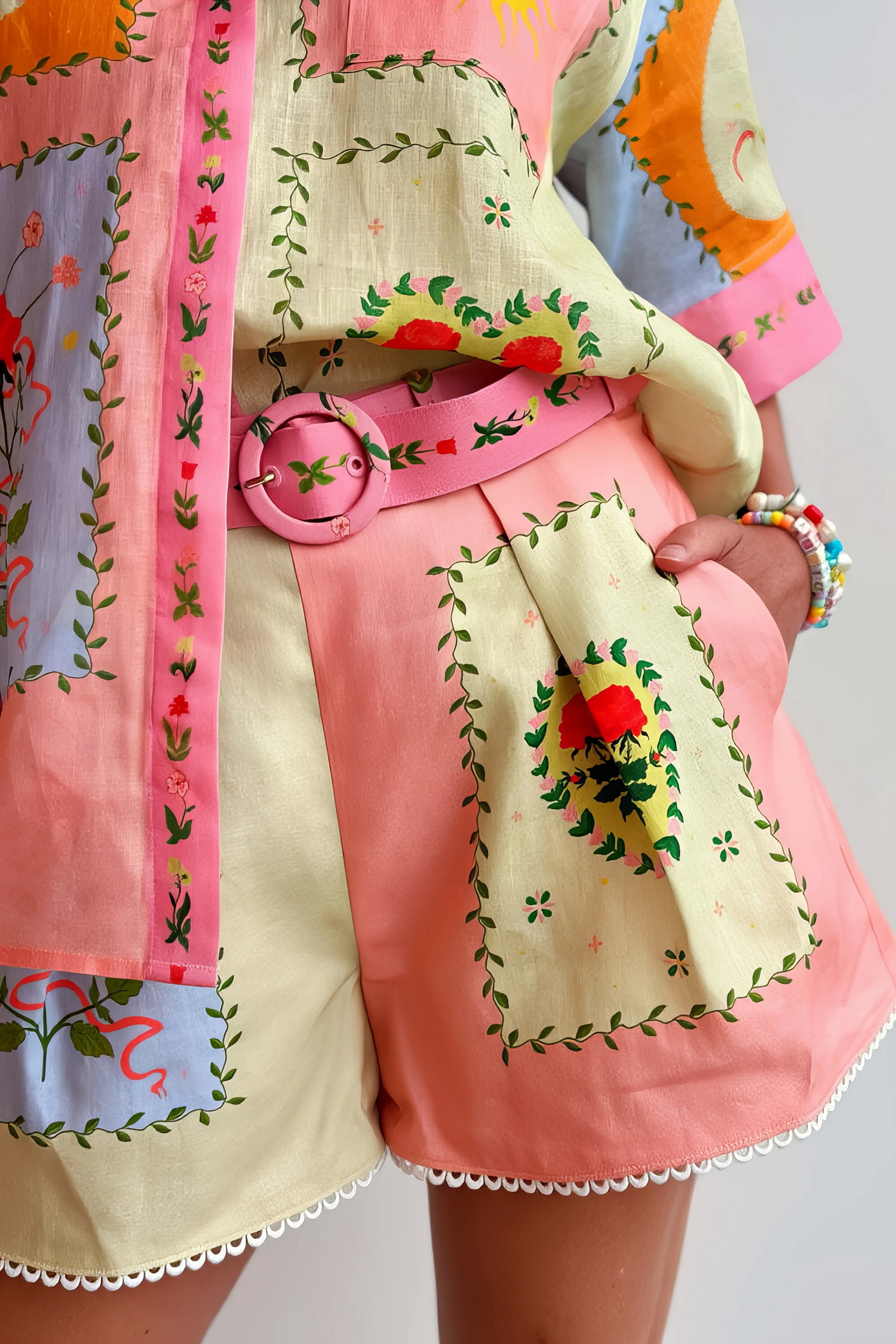 Printed short sleeve shirt and shorts set, women's stylish two-piece outfit, comfortable linen polyester blend, practical pockets, buttoned shirt, belted shorts, non-stretch fabric, ideal for a coordinated and fashionable look