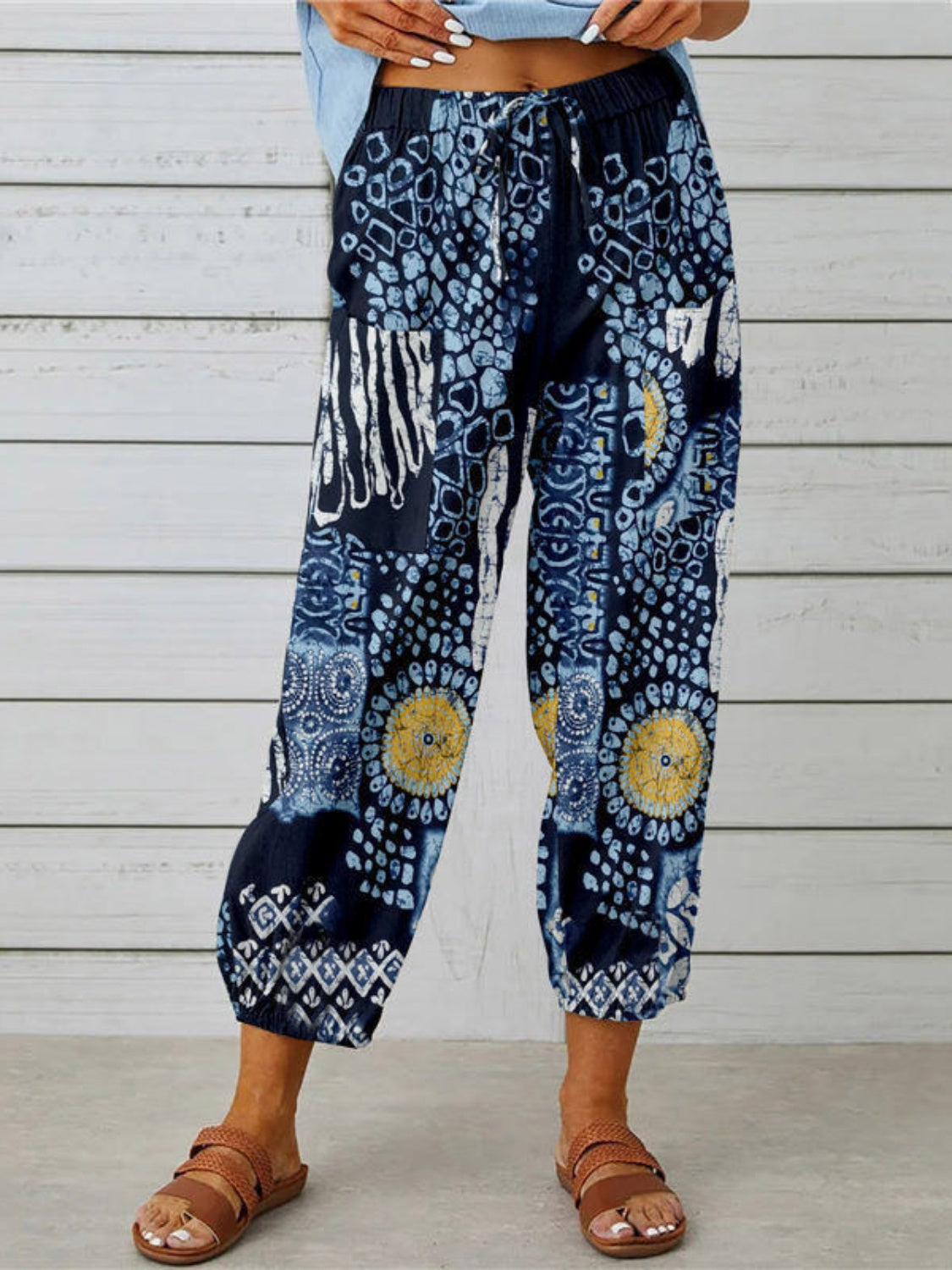 Printed tied cropped pants, opaque.