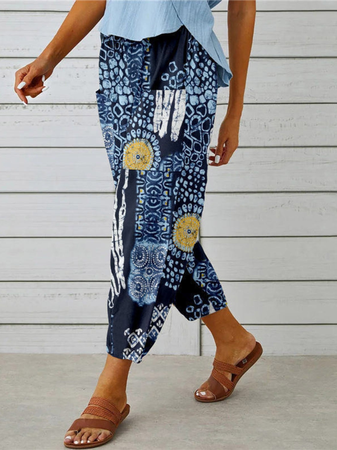 Printed tied cropped pants, opaque.