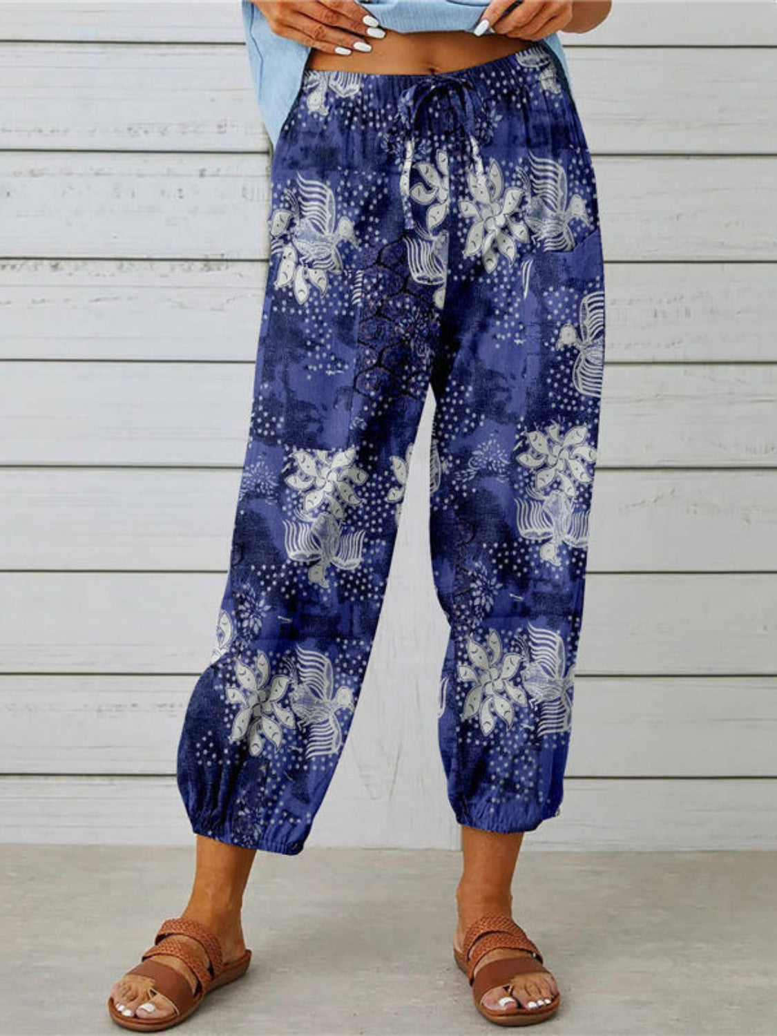 Printed tied cropped pants, opaque.
