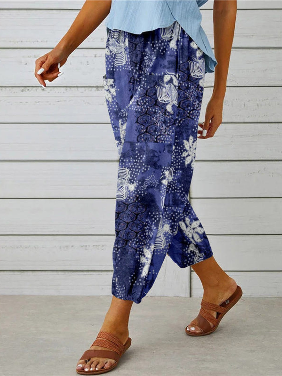 Printed tied cropped pants, opaque.