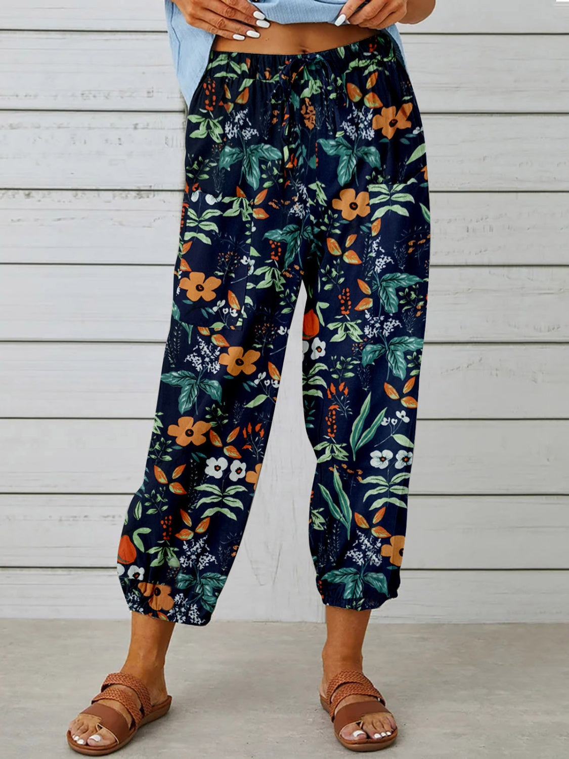 Printed tied cropped pants, opaque.