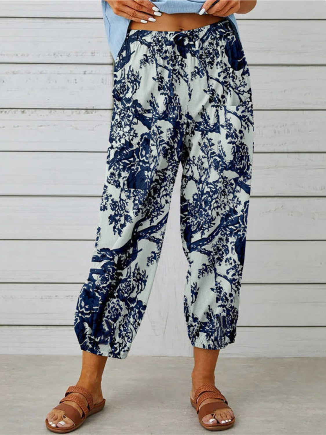 Printed tied cropped pants, opaque.