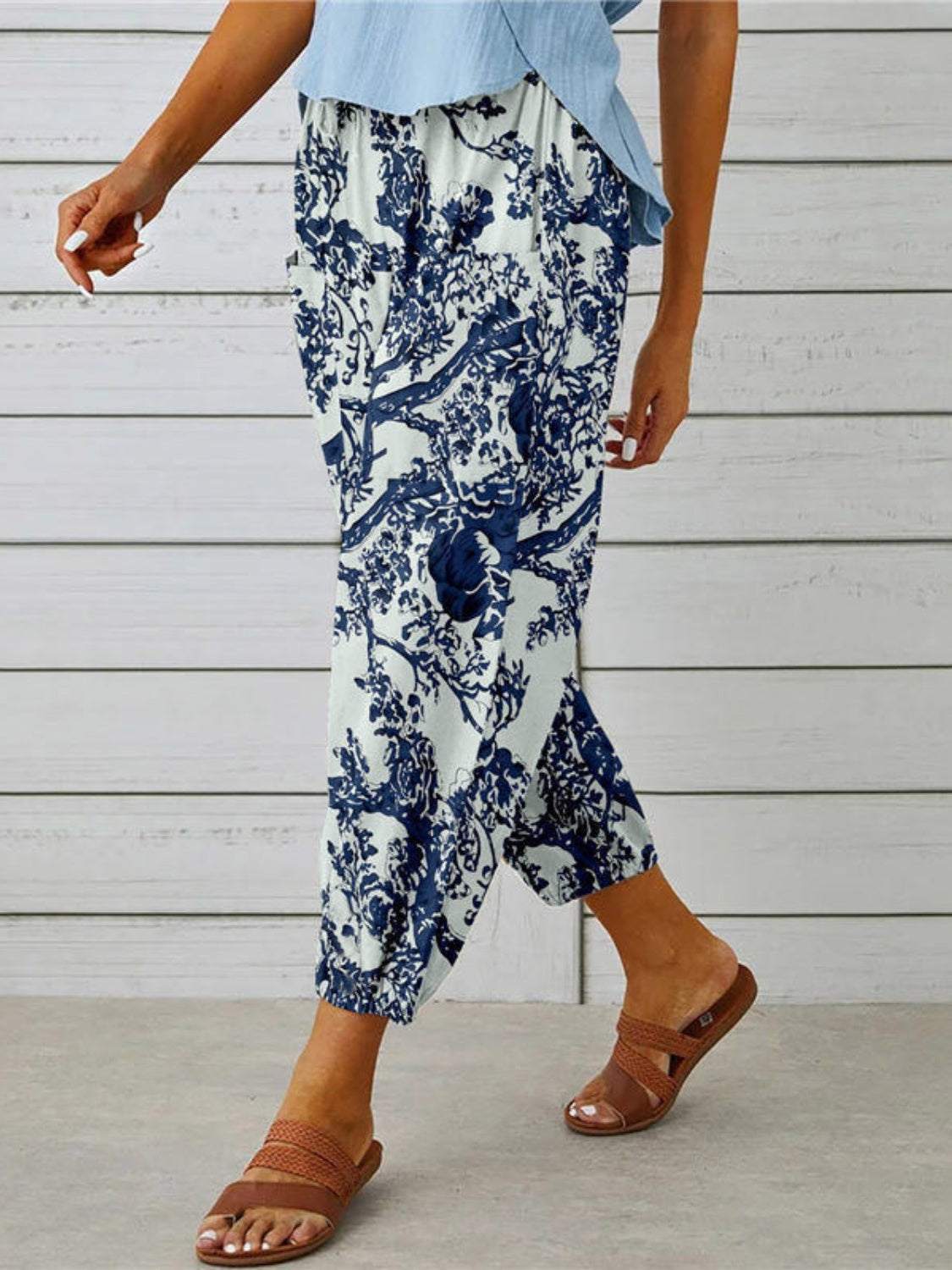 Printed tied cropped pants, opaque.