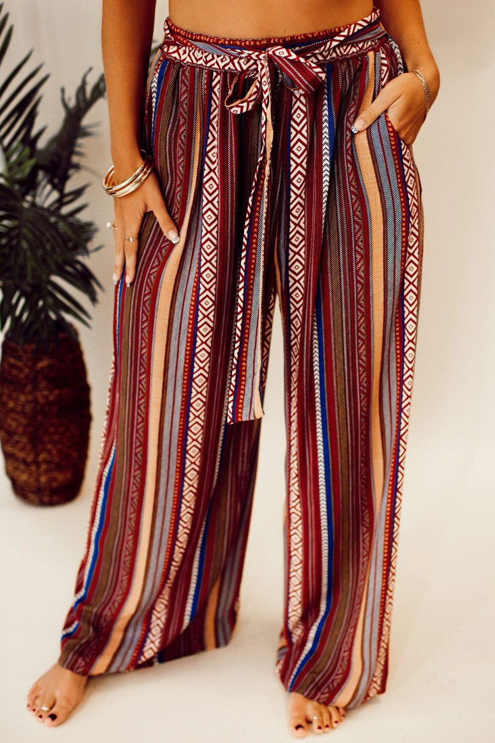 Printed tied wide leg pants with pockets, opaque.
