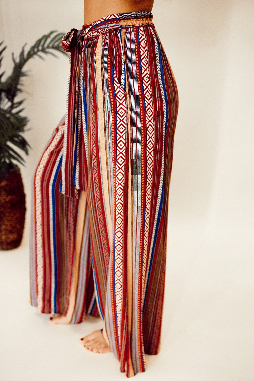 Printed tied wide leg pants with pockets, opaque.