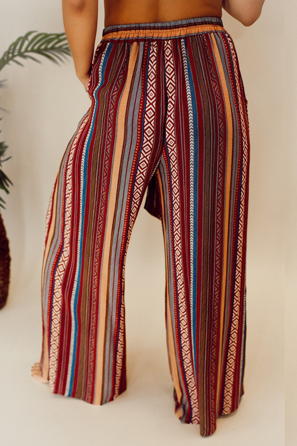 Printed tied wide leg pants with pockets, opaque.