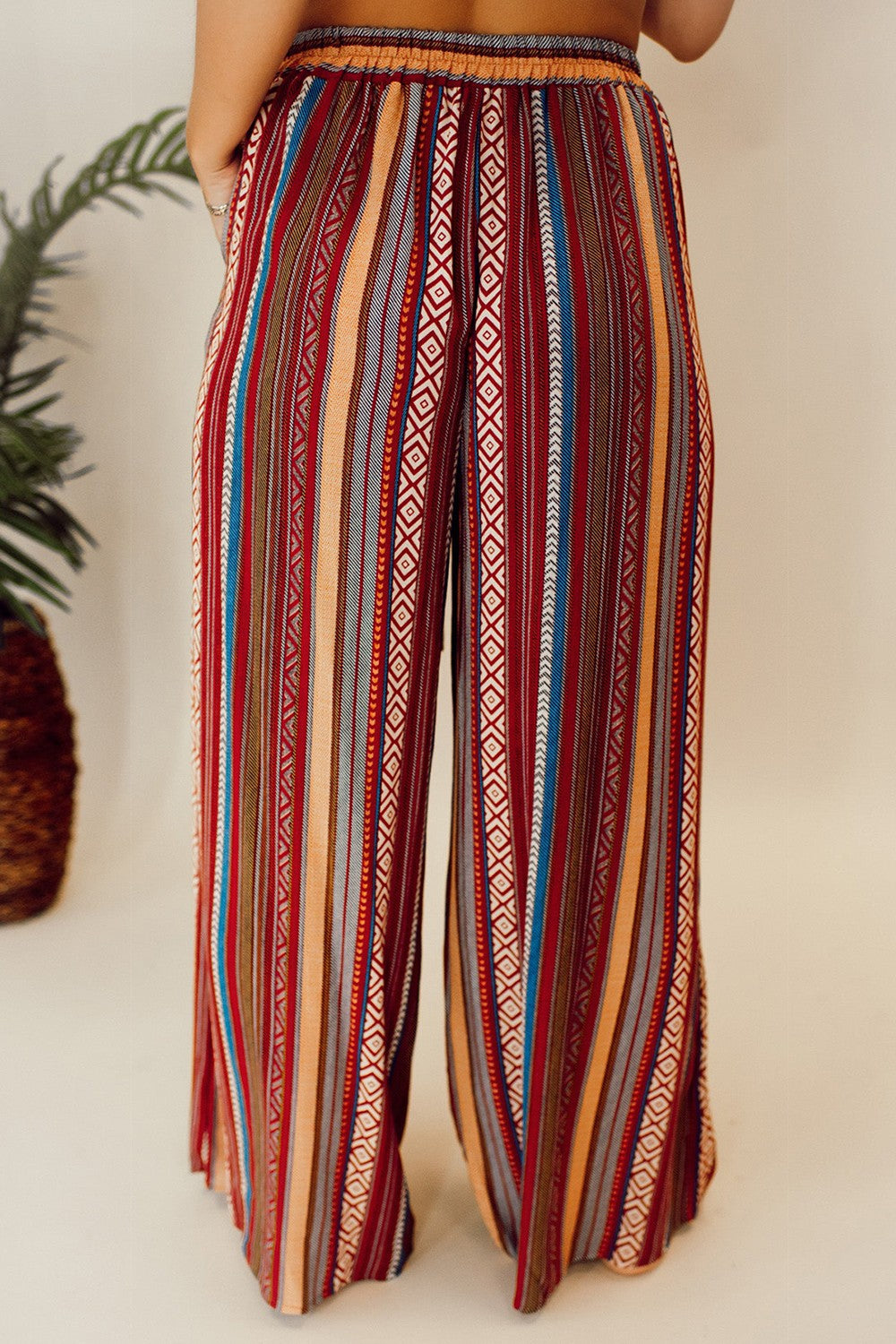 Printed tied wide leg pants with pockets, opaque.