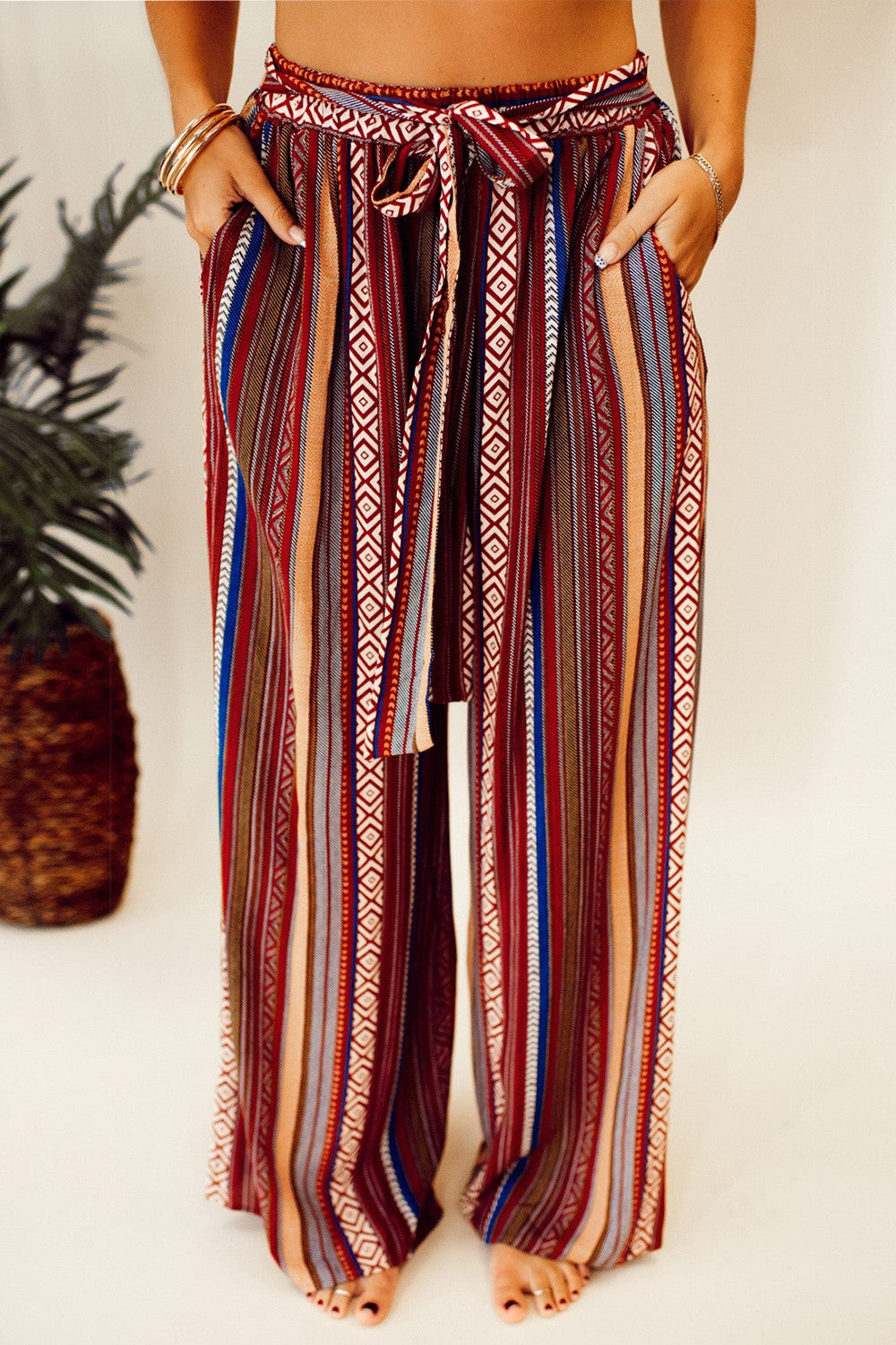 Printed tied wide leg pants with pockets, opaque.