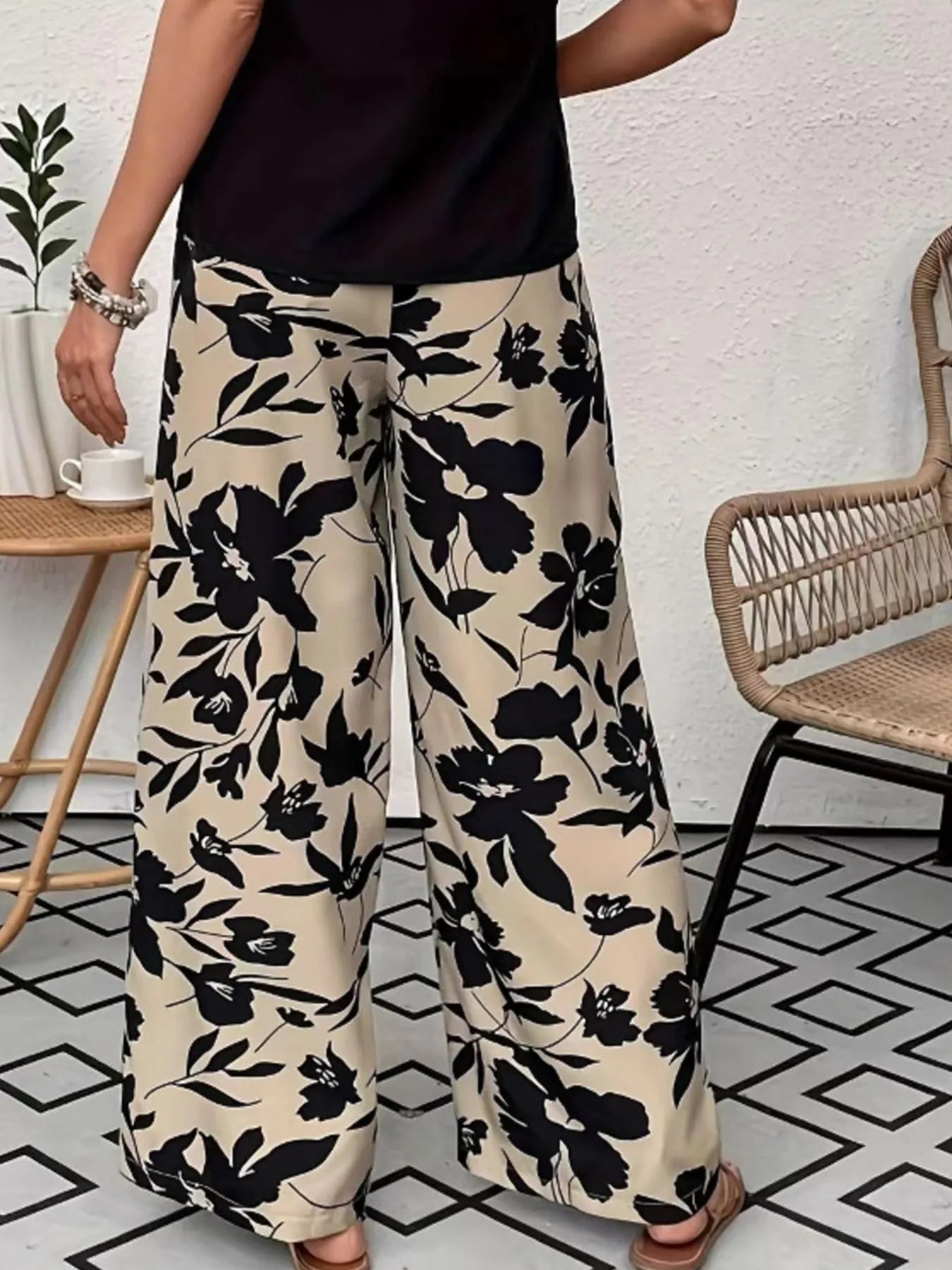Printed wide leg casual pants with drawstring and pockets.