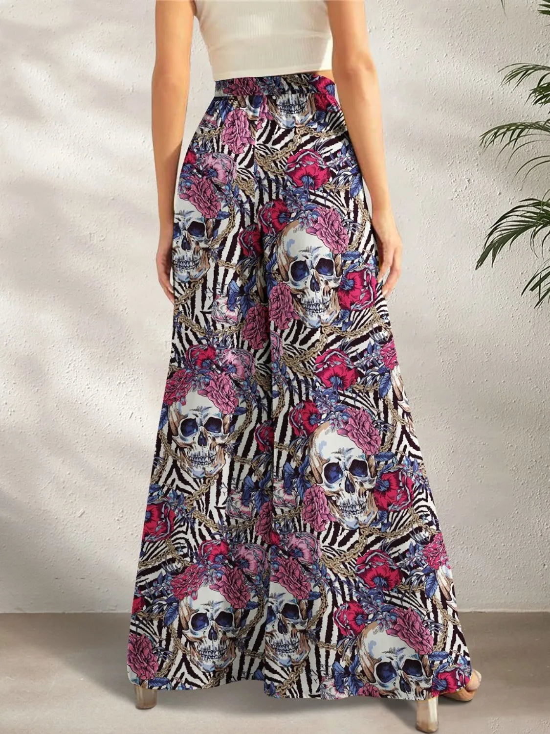 Printed wide leg pants with pockets.