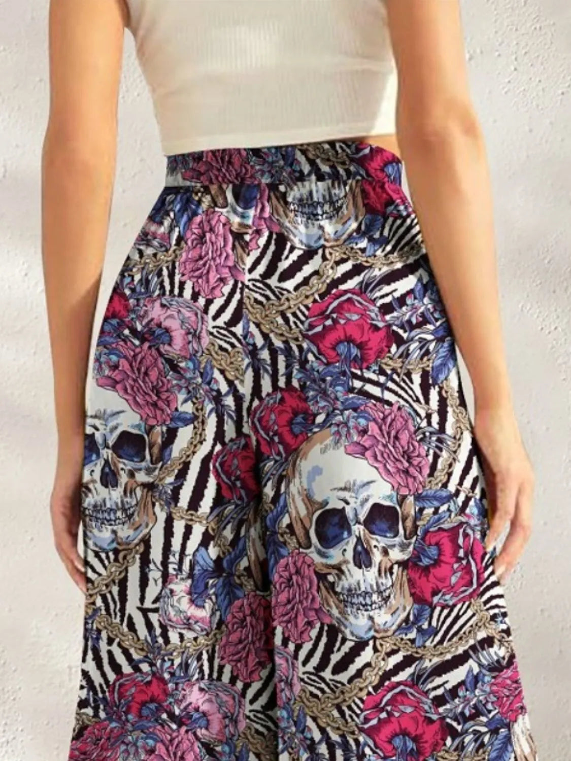 Printed wide leg pants with pockets.