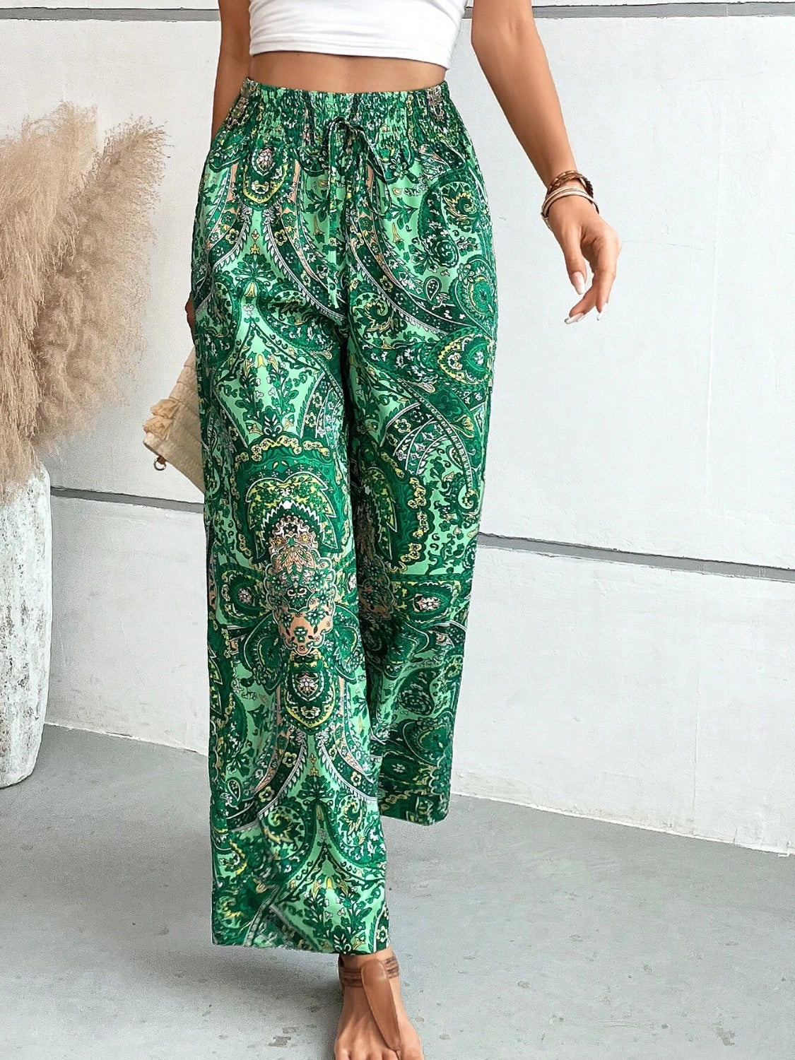Printed wide leg pants with tie, opaque.