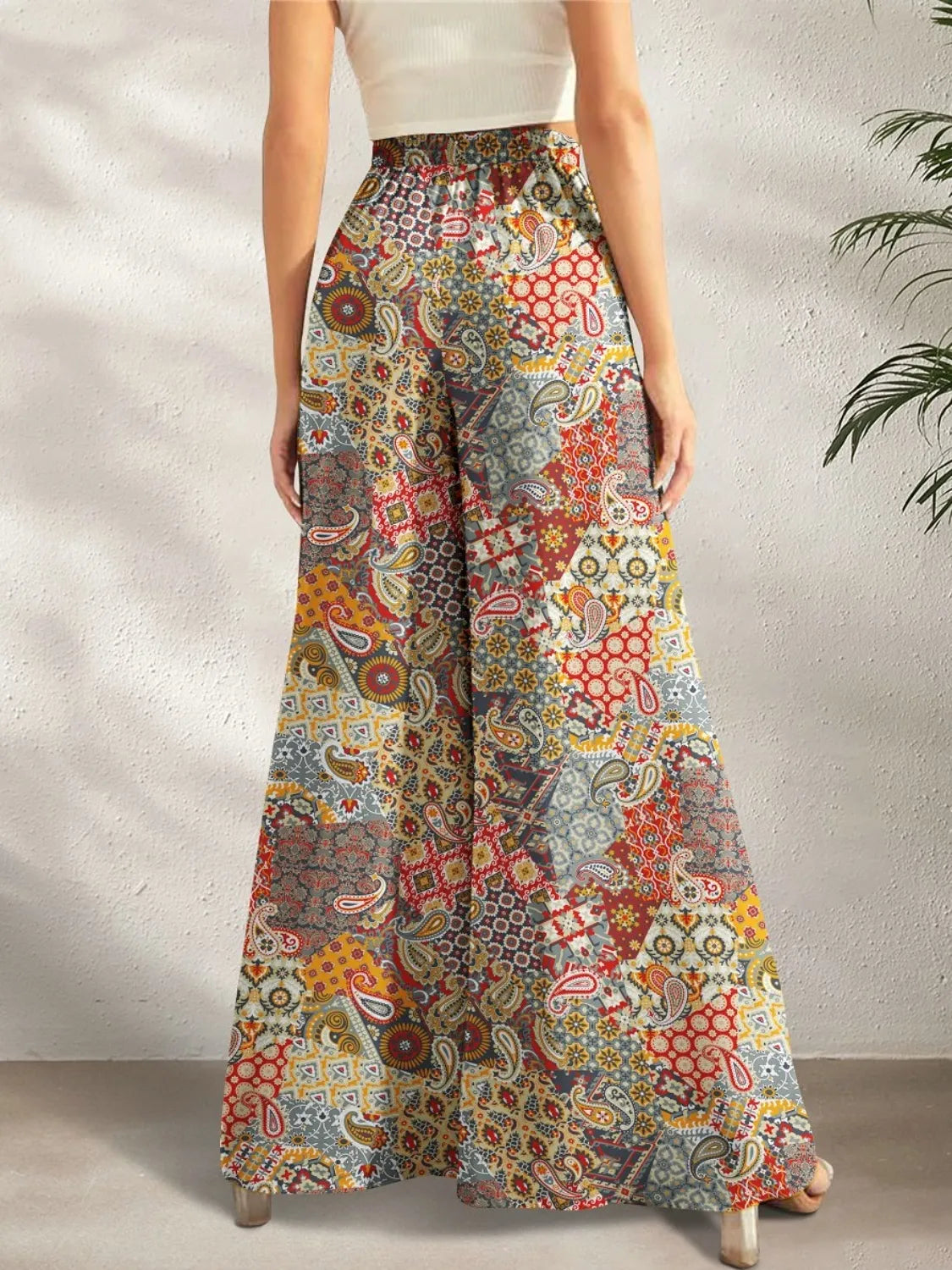 Printed wide leg pants with pockets.