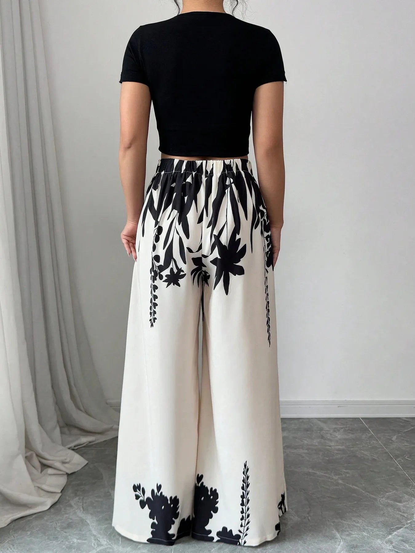 Printed wide leg pants with pleats and pockets.
