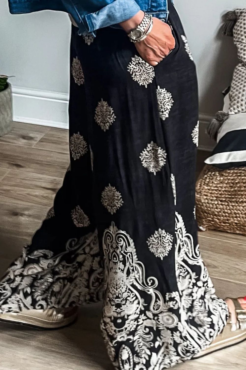 Printed wide leg pants with drawstring, opaque.