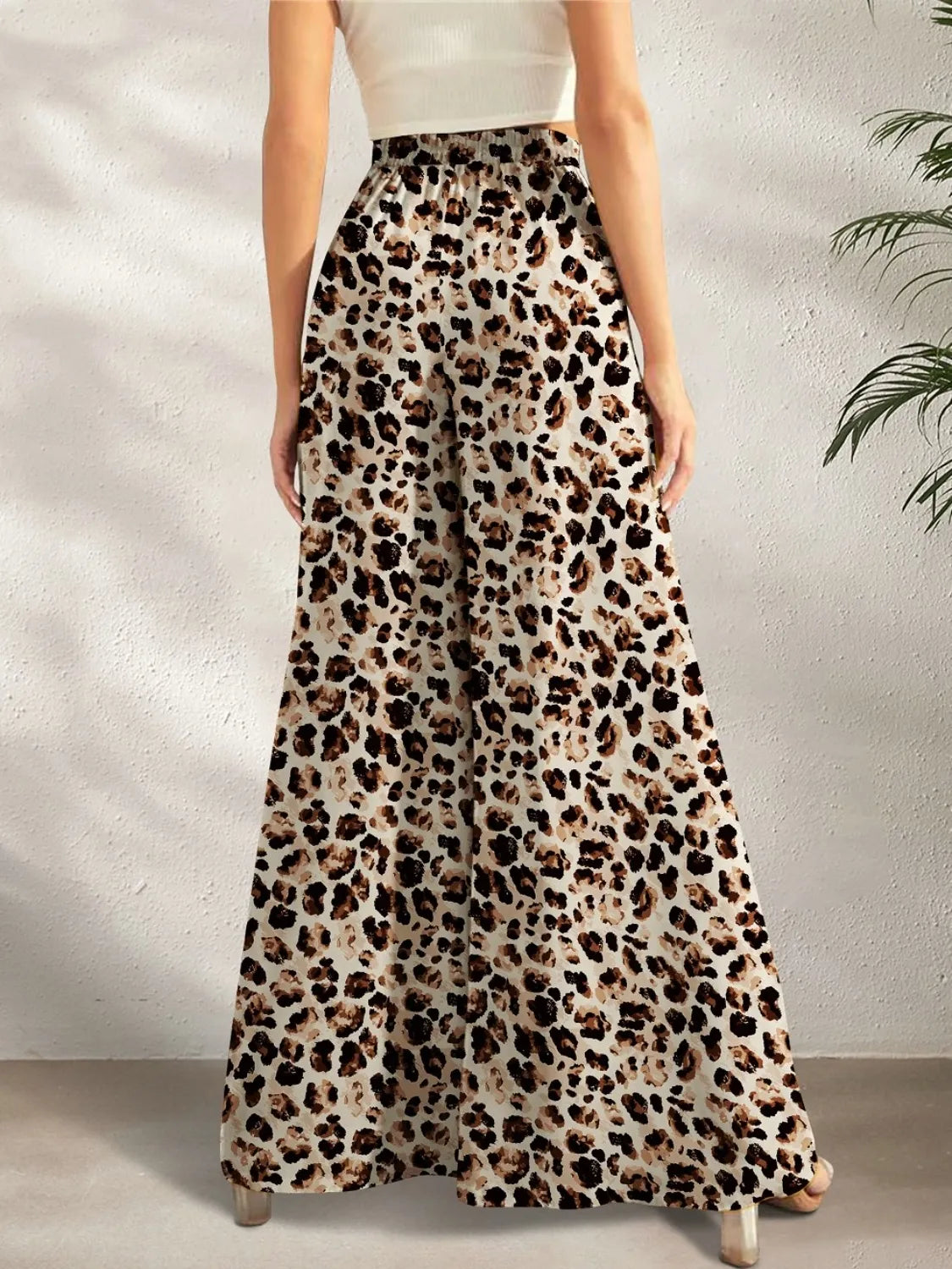 Printed wide leg pants with pockets.