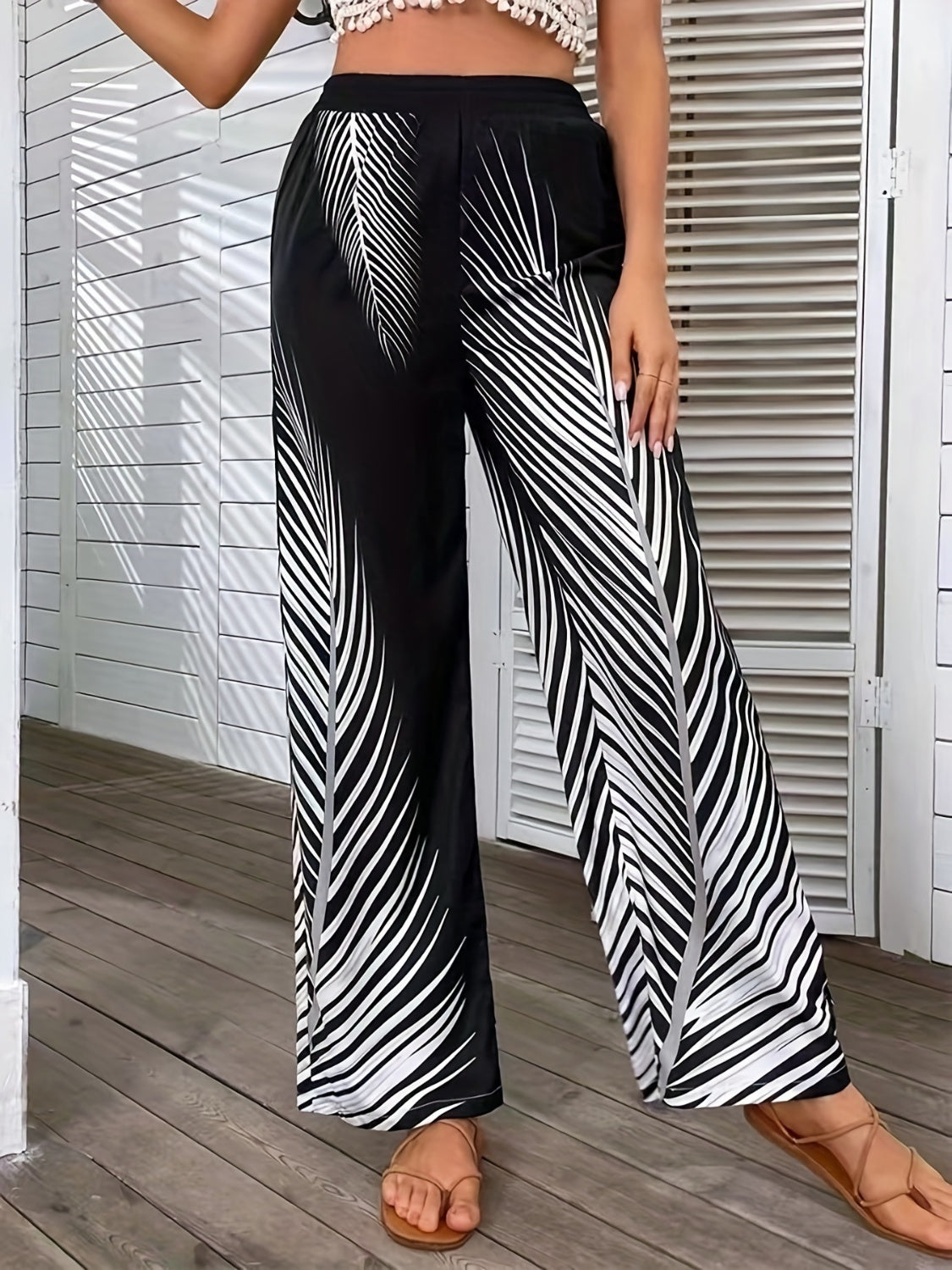 Printed wide leg pants, opaque.