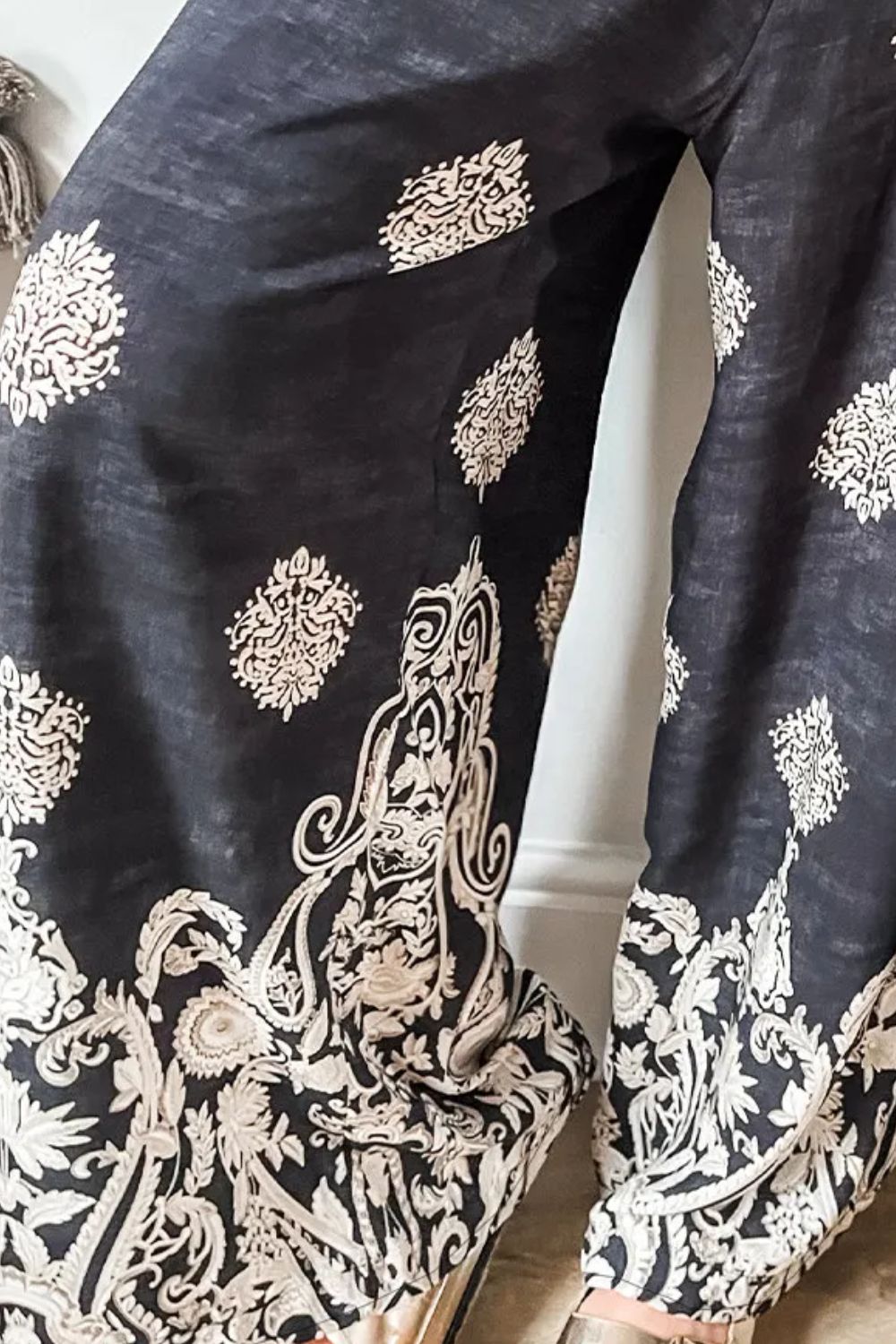 Printed wide leg pants with drawstring, opaque.