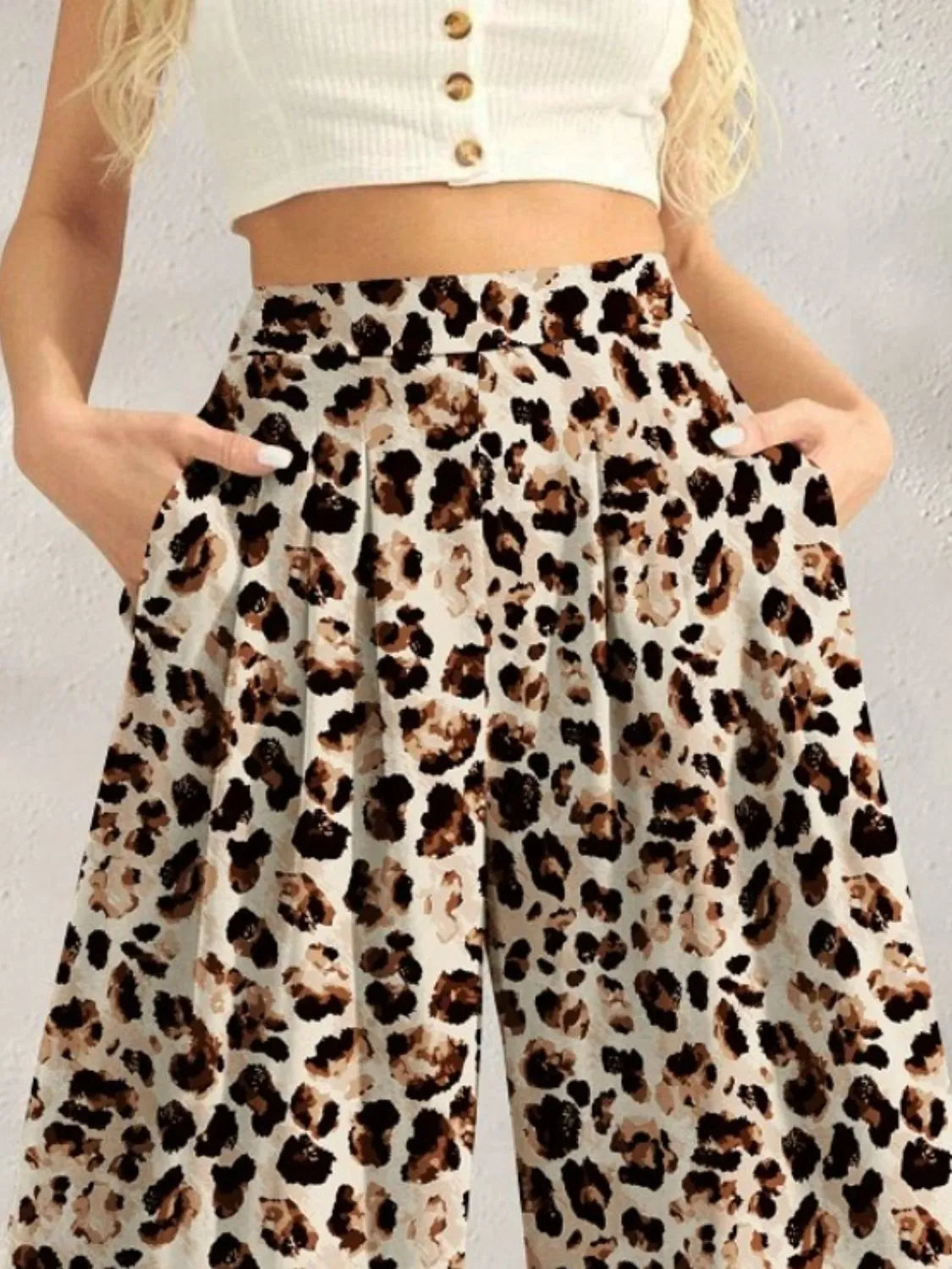 Printed wide leg pants with pockets.
