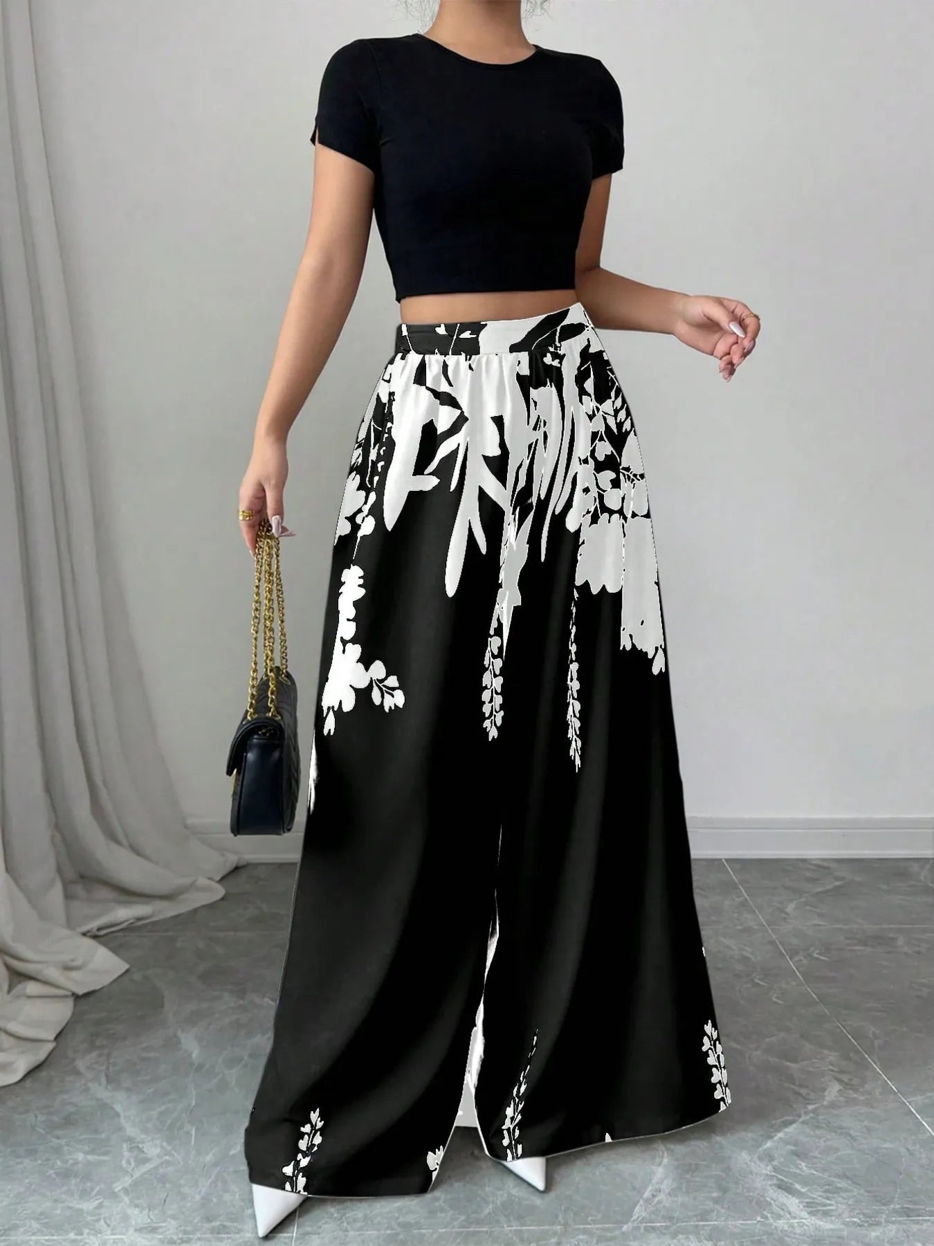 Printed wide leg pants with pleats and pockets.
