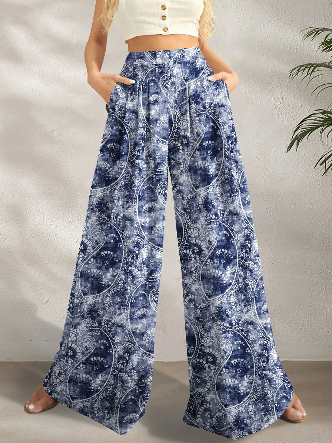 Printed wide leg pants with pockets.