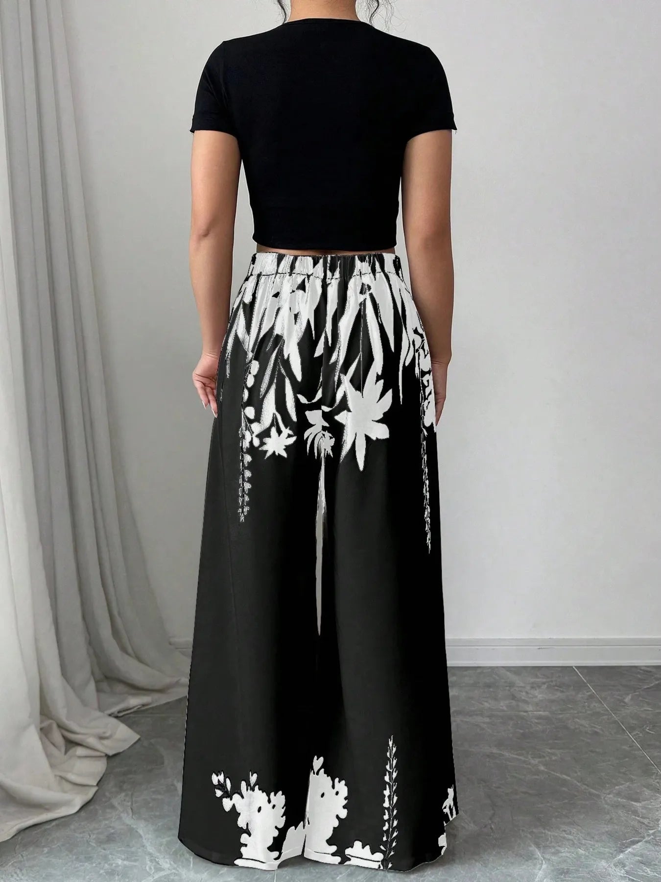 Printed wide leg pants with pleats and pockets.